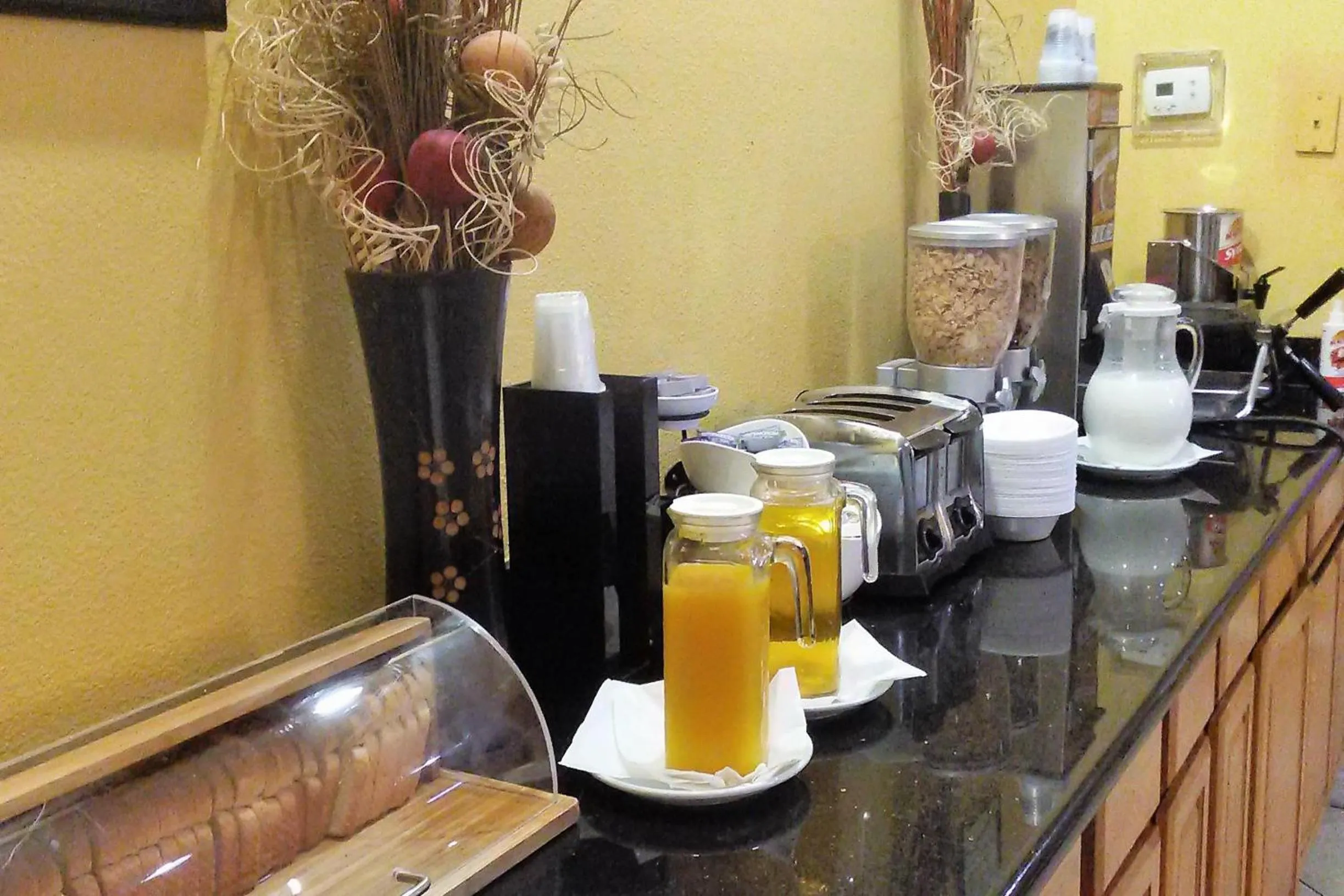 Breakfast in Econo Lodge Ormond Beach North - Daytona