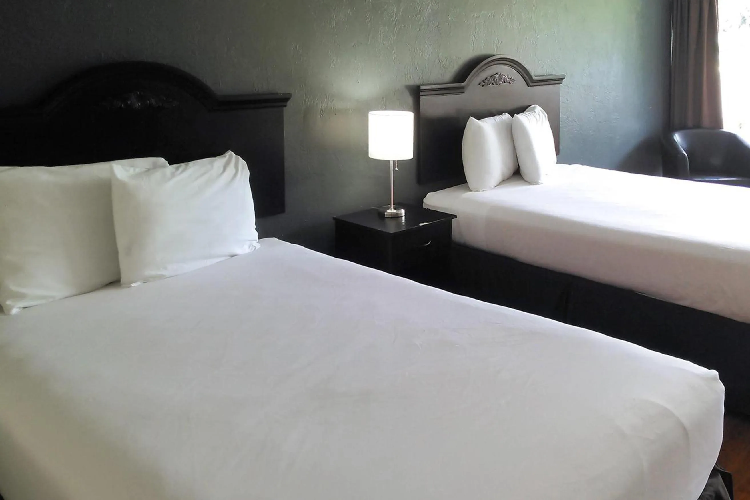 Bedroom, Bed in Econo Lodge Ormond Beach North - Daytona