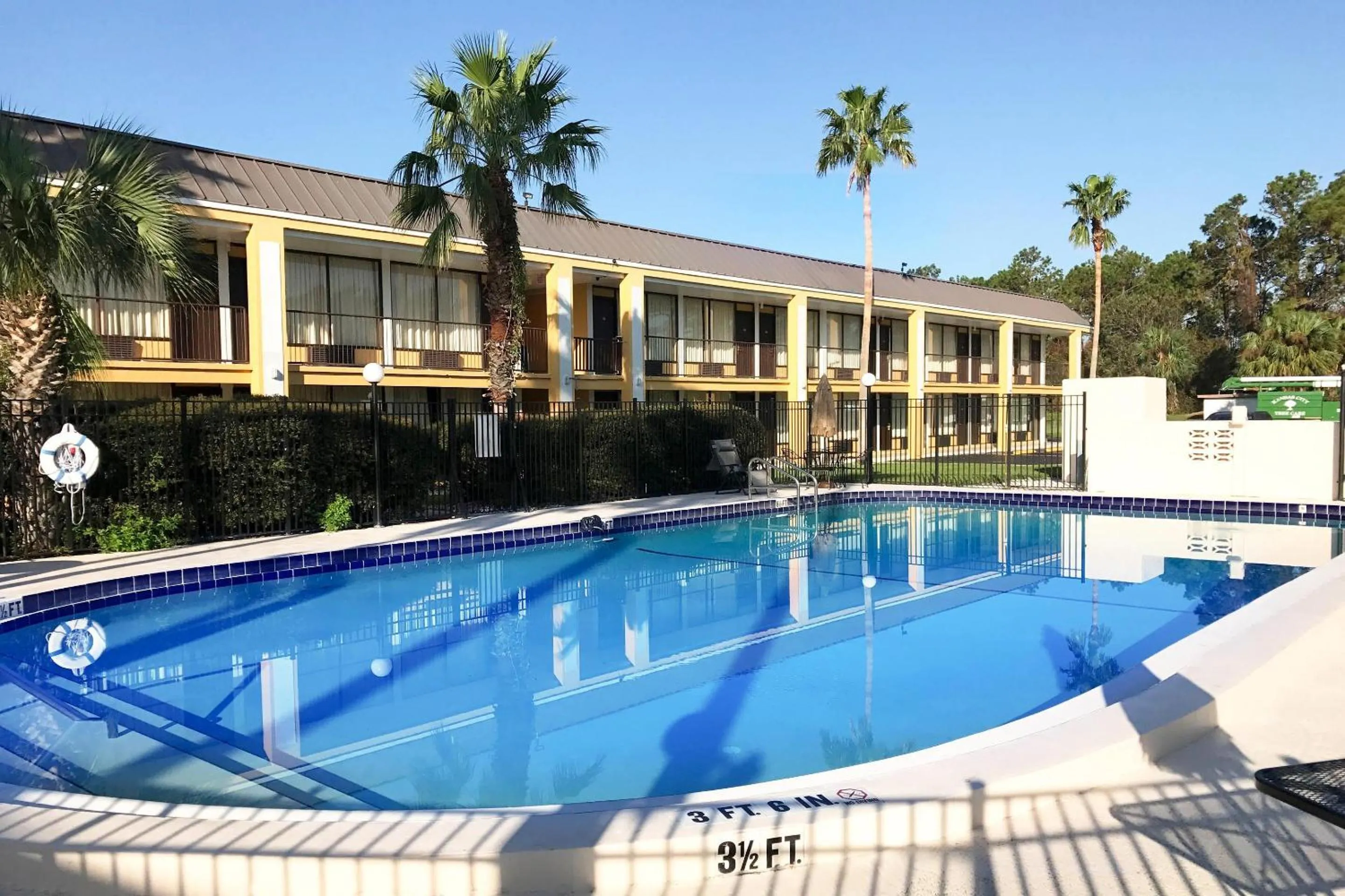Swimming pool in Econo Lodge Ormond Beach North - Daytona