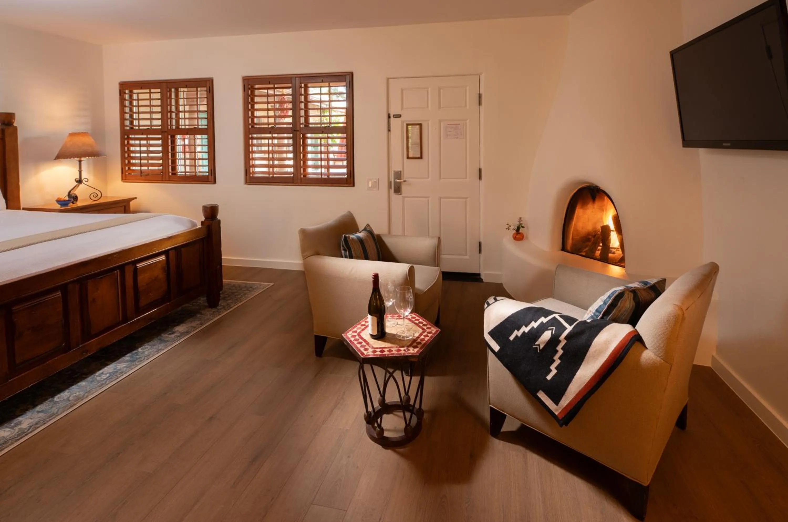 Living room, Bed in Piñon Court by La Fonda