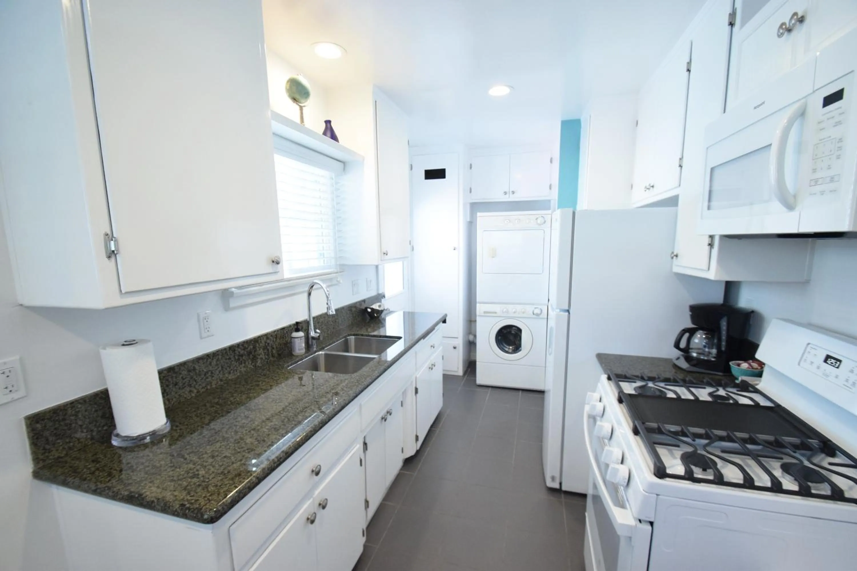 Kitchen or kitchenette in Venice Beach Apartments Monthly rents