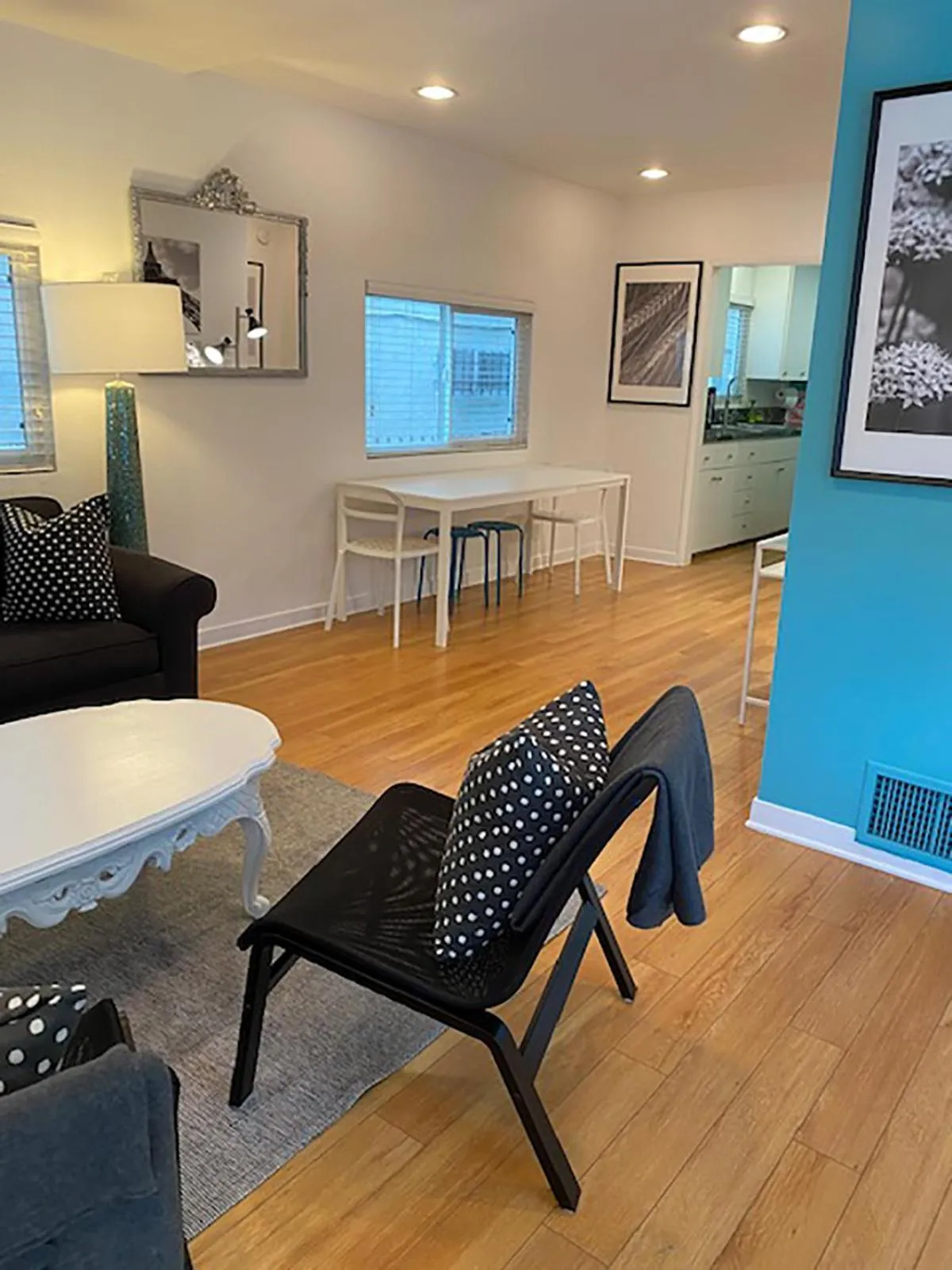 Living room in Venice Beach Apartments Monthly rents