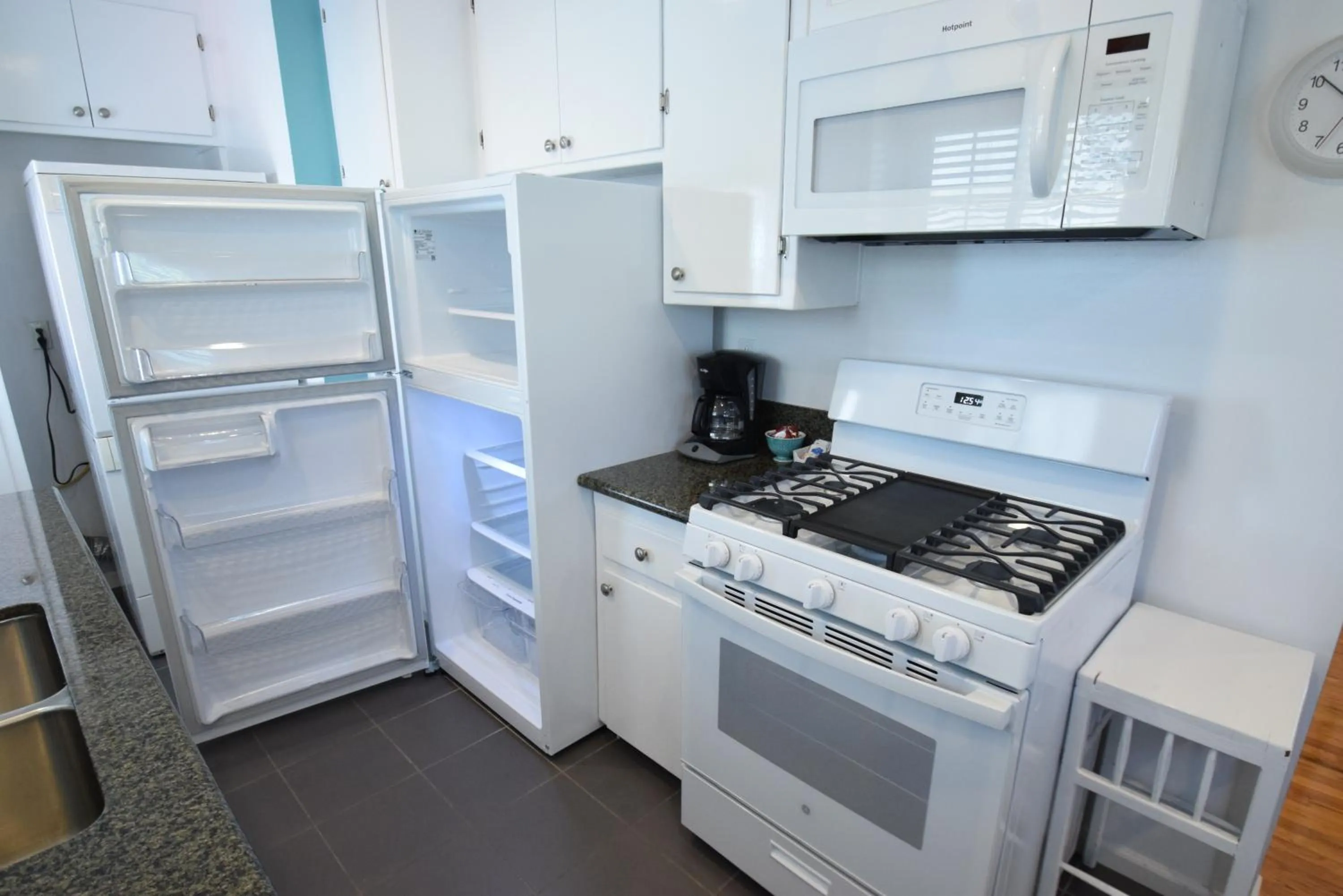 Kitchen or kitchenette in Venice Beach Apartments Monthly rents