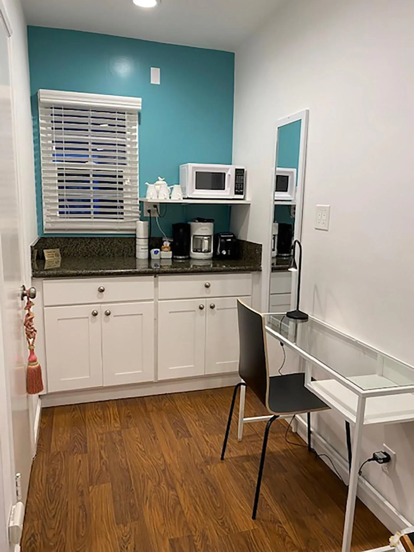 Kitchen or kitchenette in Venice Beach Apartments Monthly rents