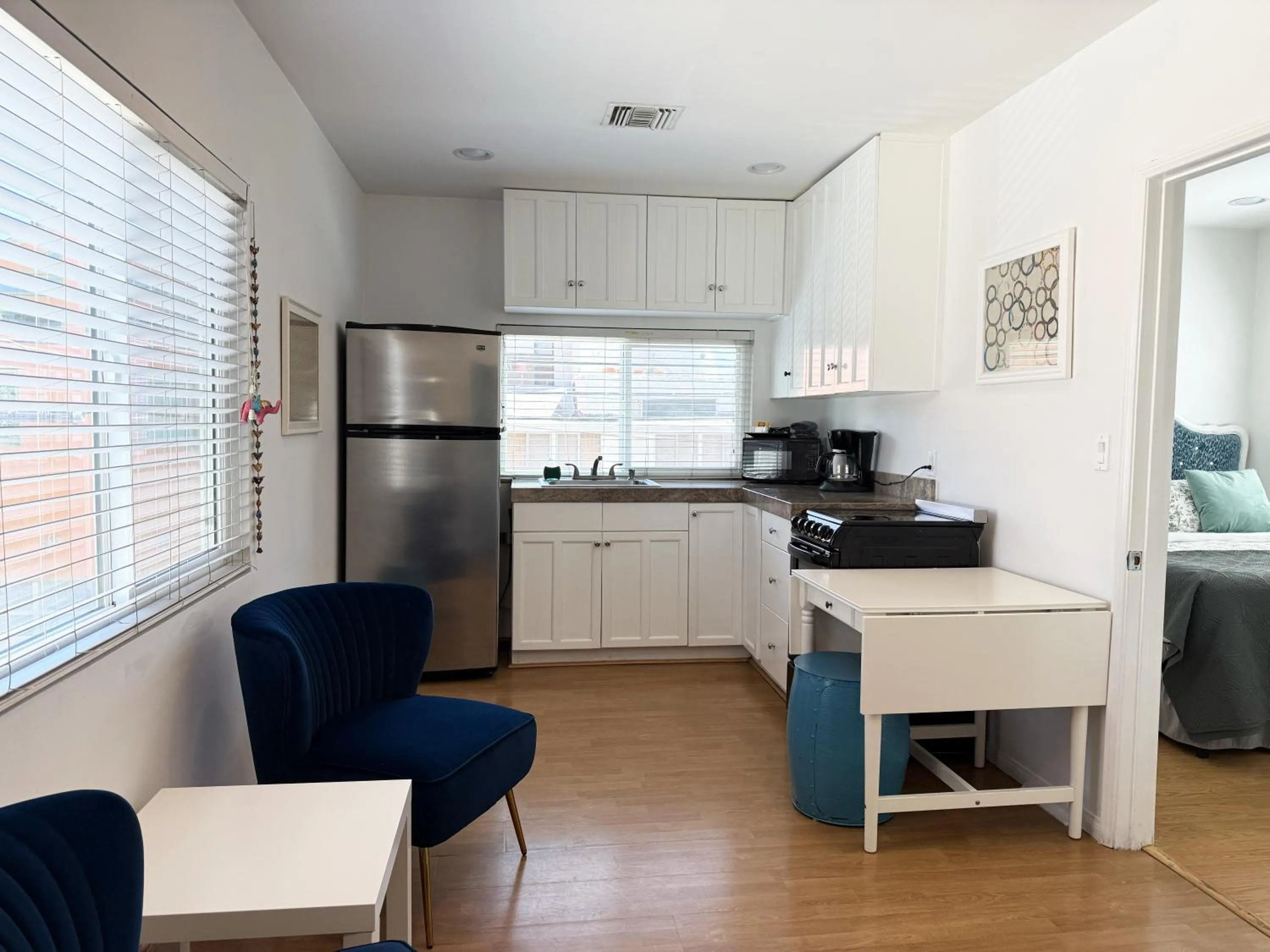 Living room in Venice Beach Apartments Monthly rents