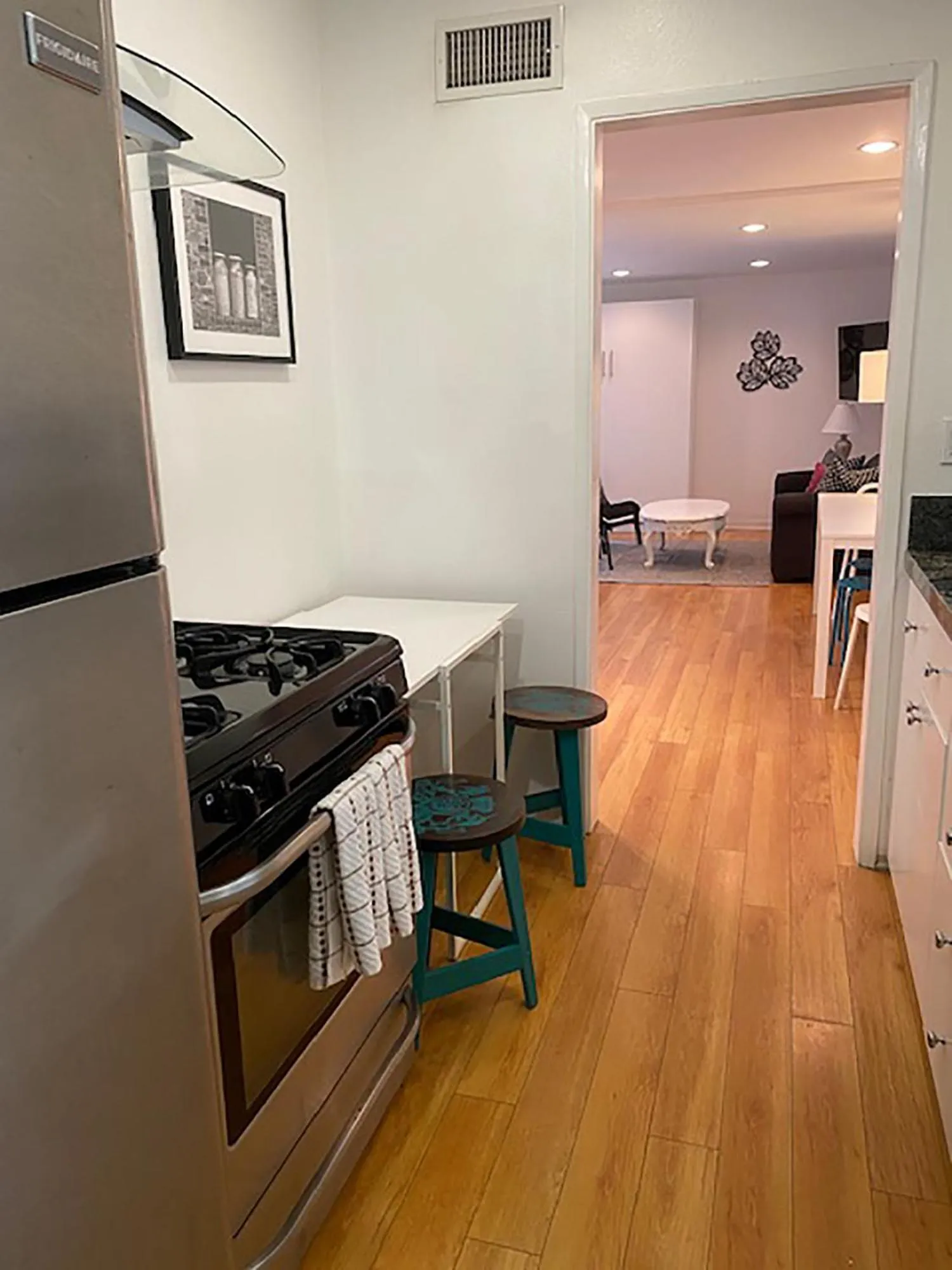 Kitchen or kitchenette in Venice Beach Apartments Monthly rents
