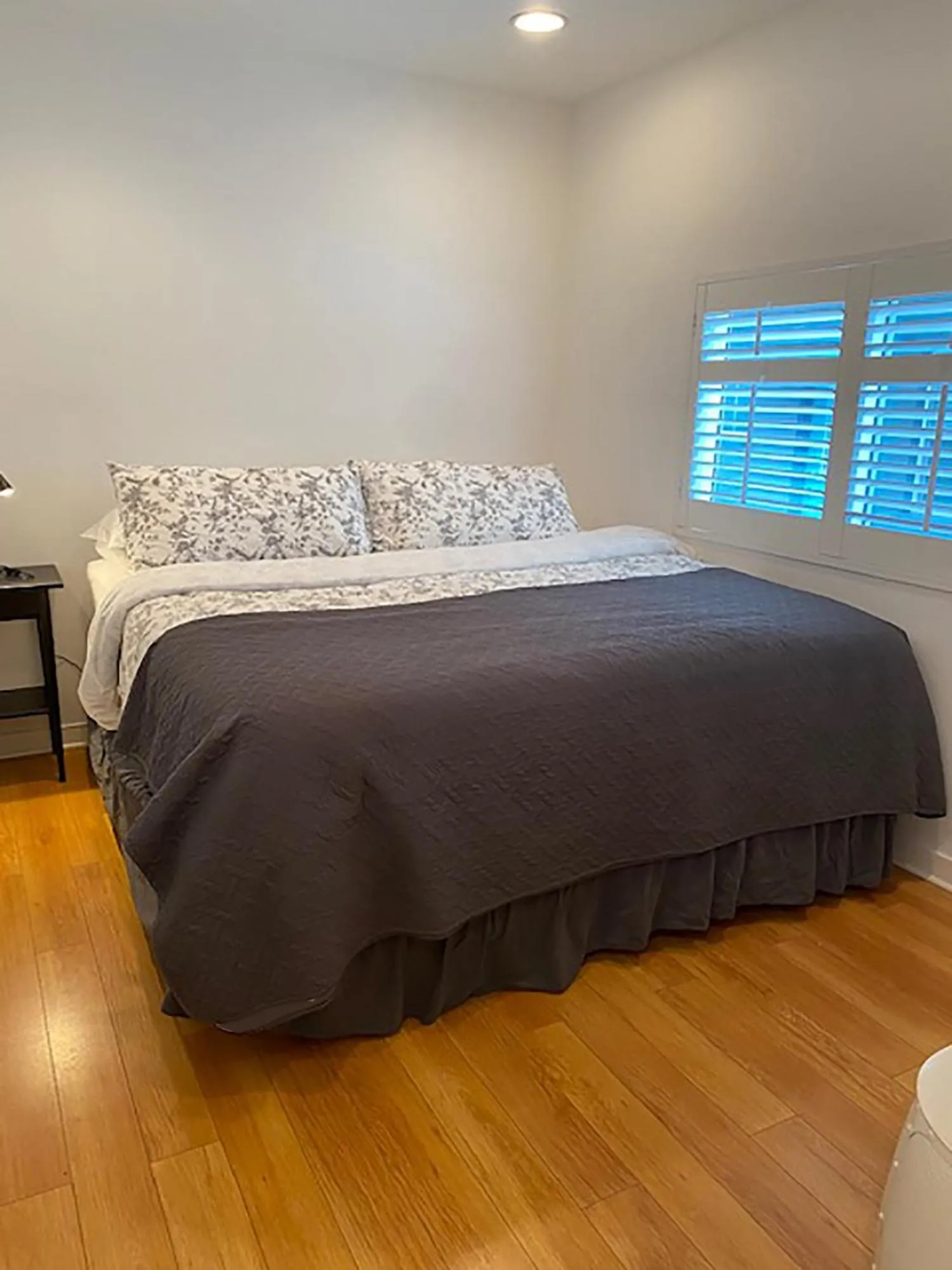 Bedroom, Bed in Venice Beach Apartments Monthly rents