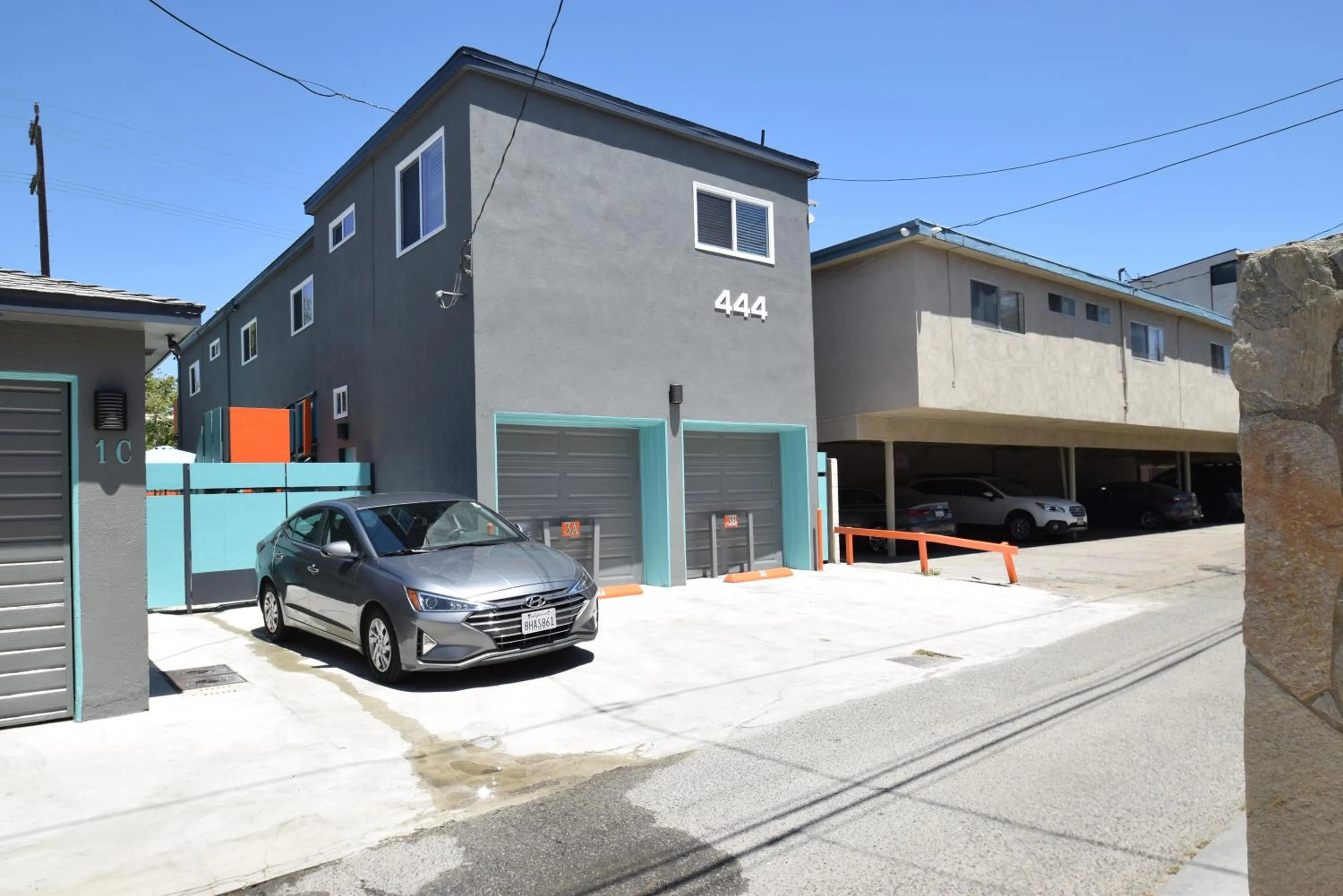 Property building in Venice Beach Apartments Monthly rents