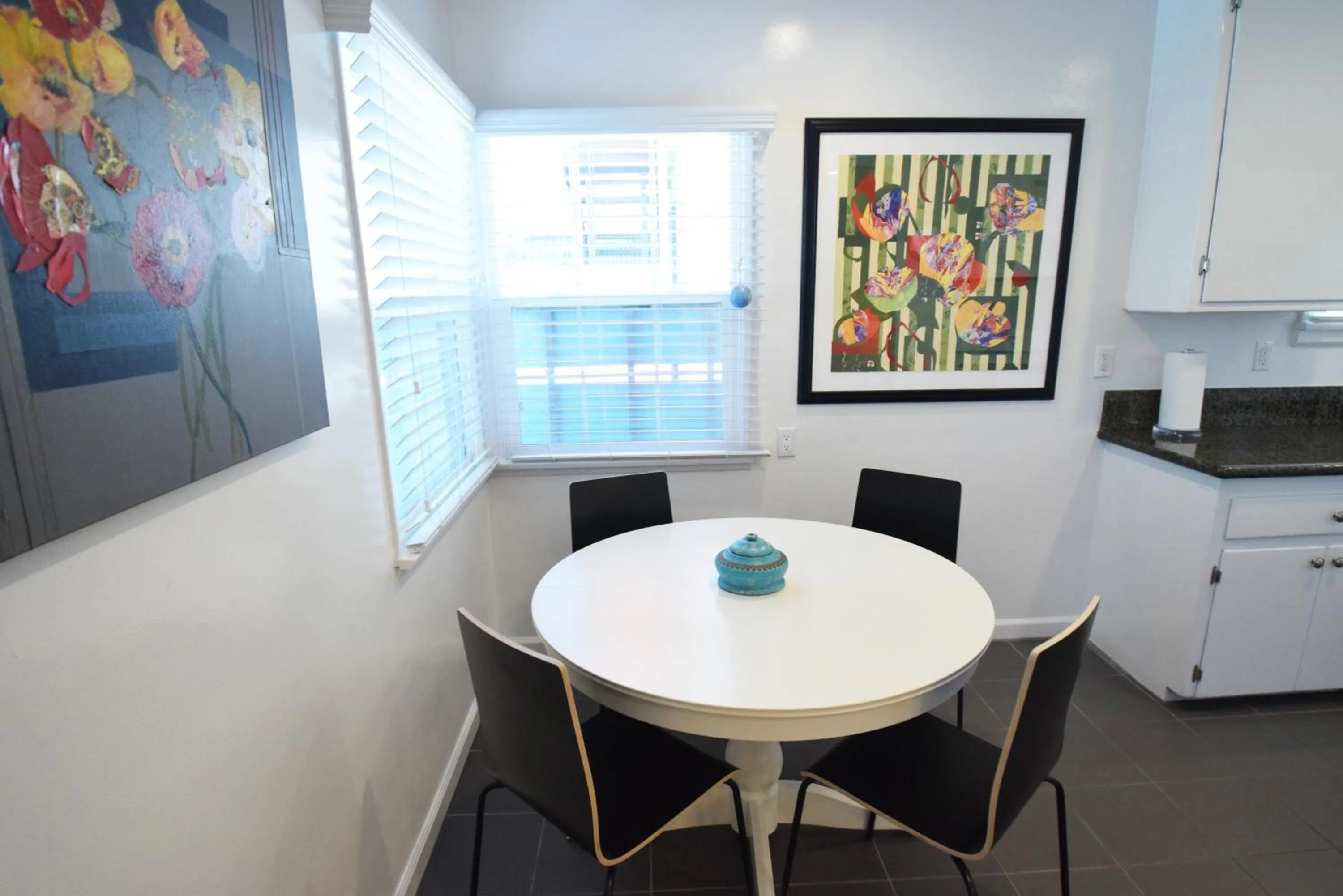 Dining area in Venice Beach Apartments Monthly rents