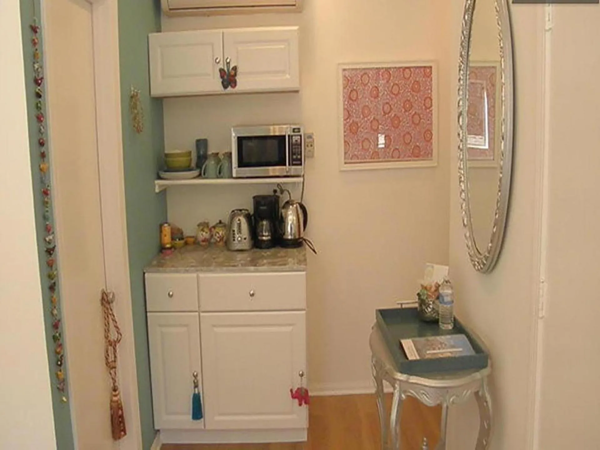 Kitchen or kitchenette in Venice Beach Apartments Monthly rents