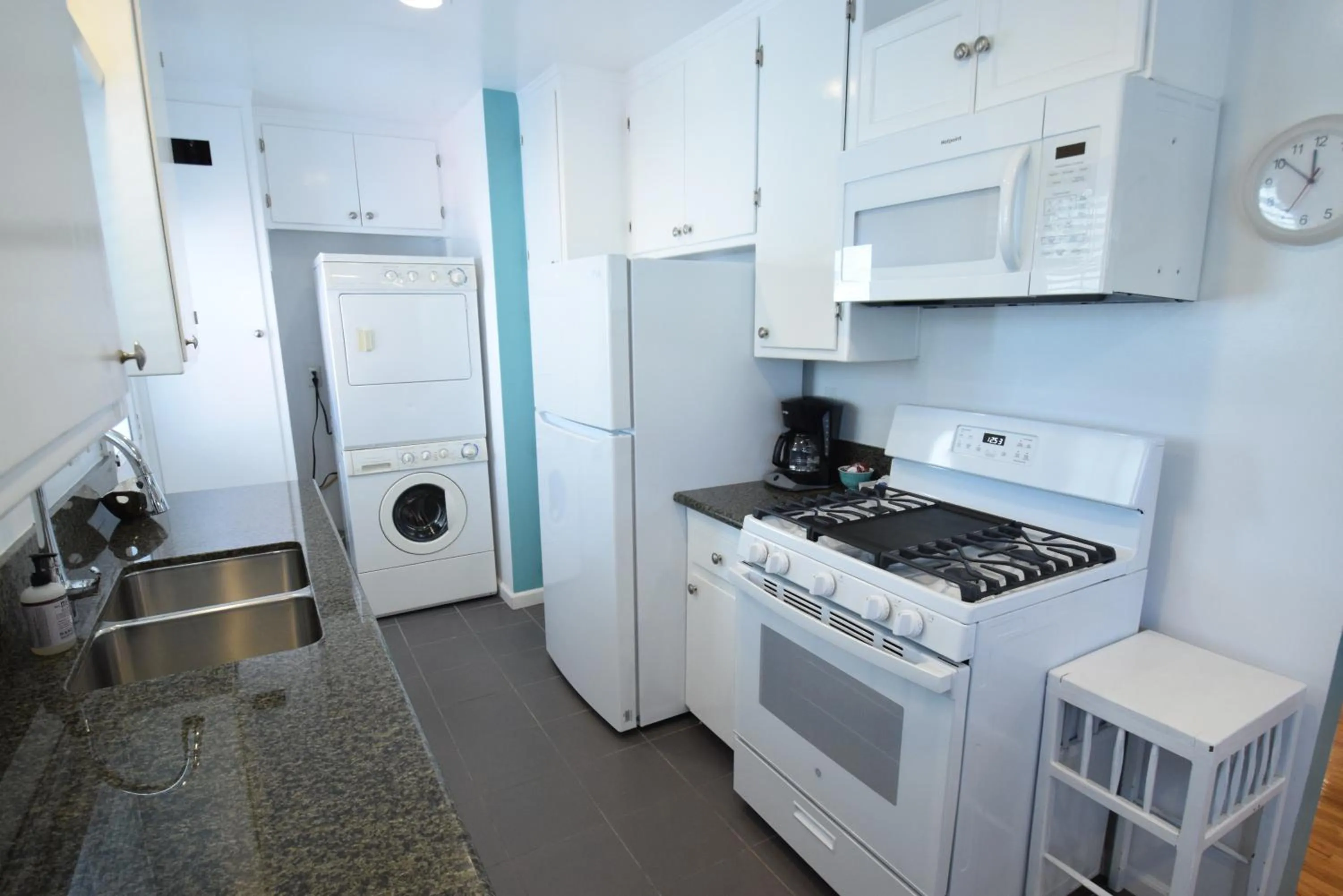 Kitchen or kitchenette in Venice Beach Apartments Monthly rents