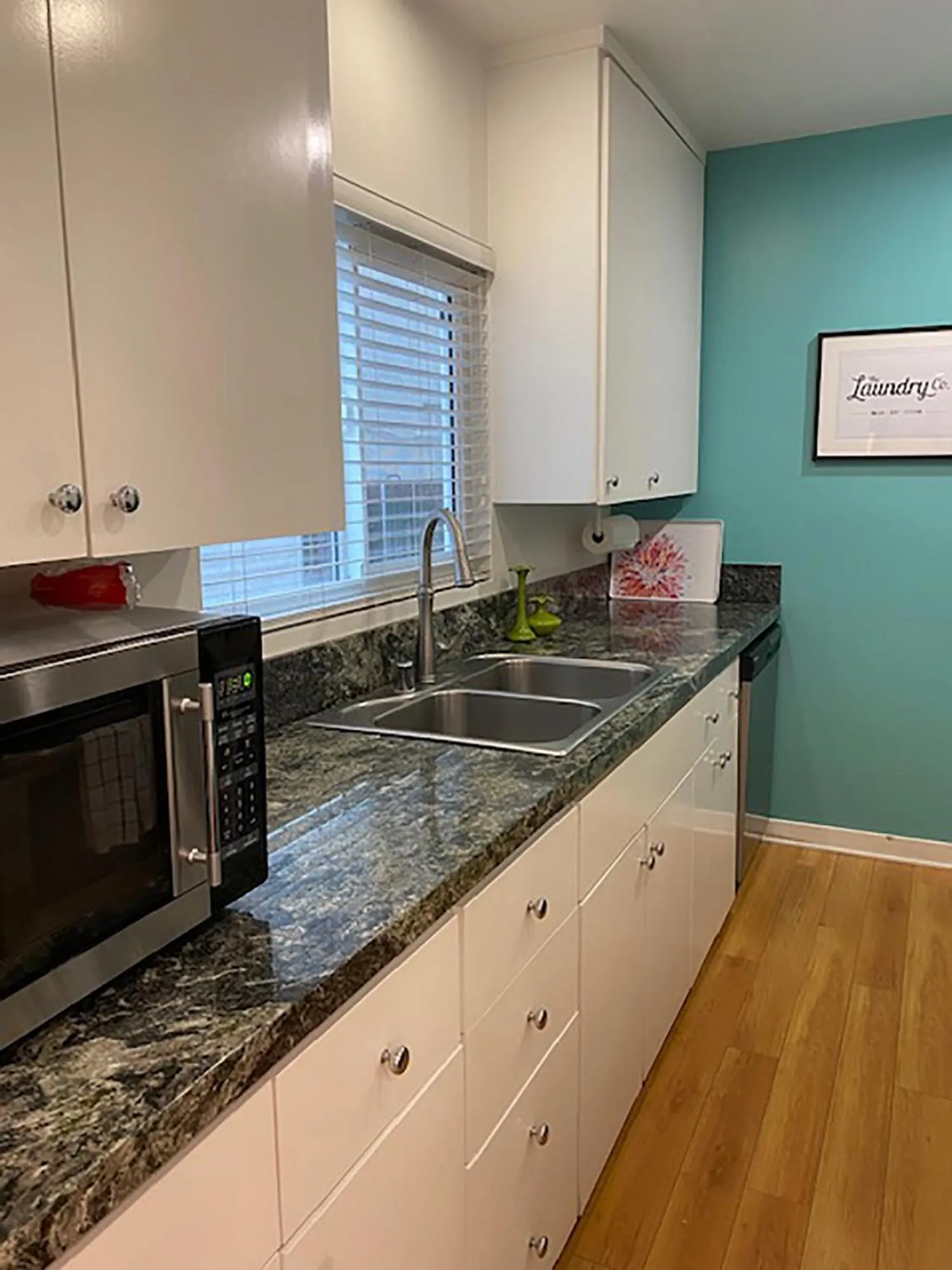 Kitchen or kitchenette in Venice Beach Apartments Monthly rents