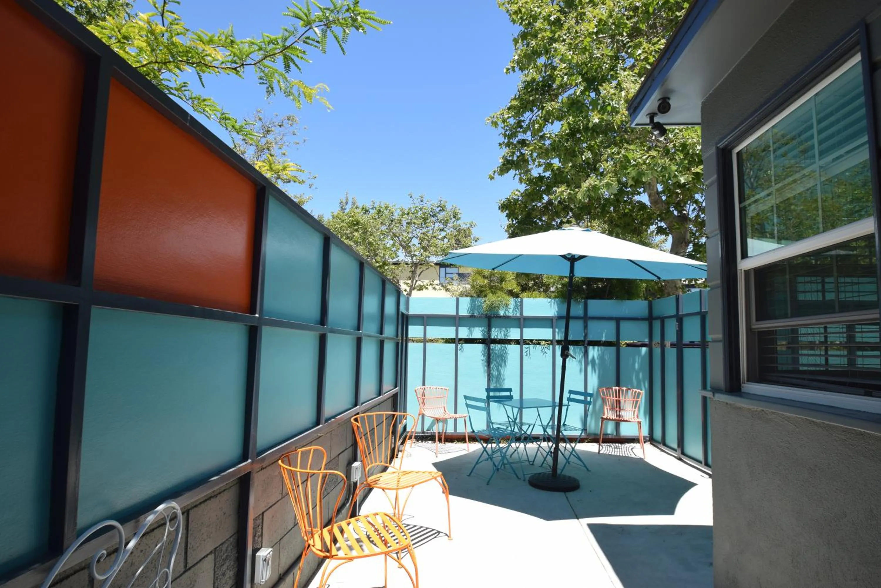 Inner courtyard view in Venice Beach Apartments Monthly rents