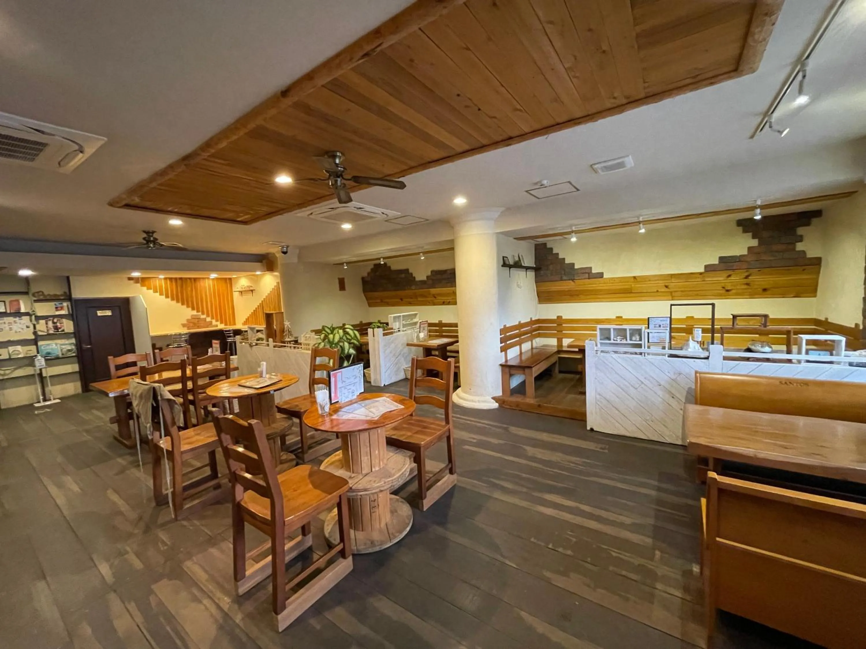 Restaurant/places to eat in Hotel de M