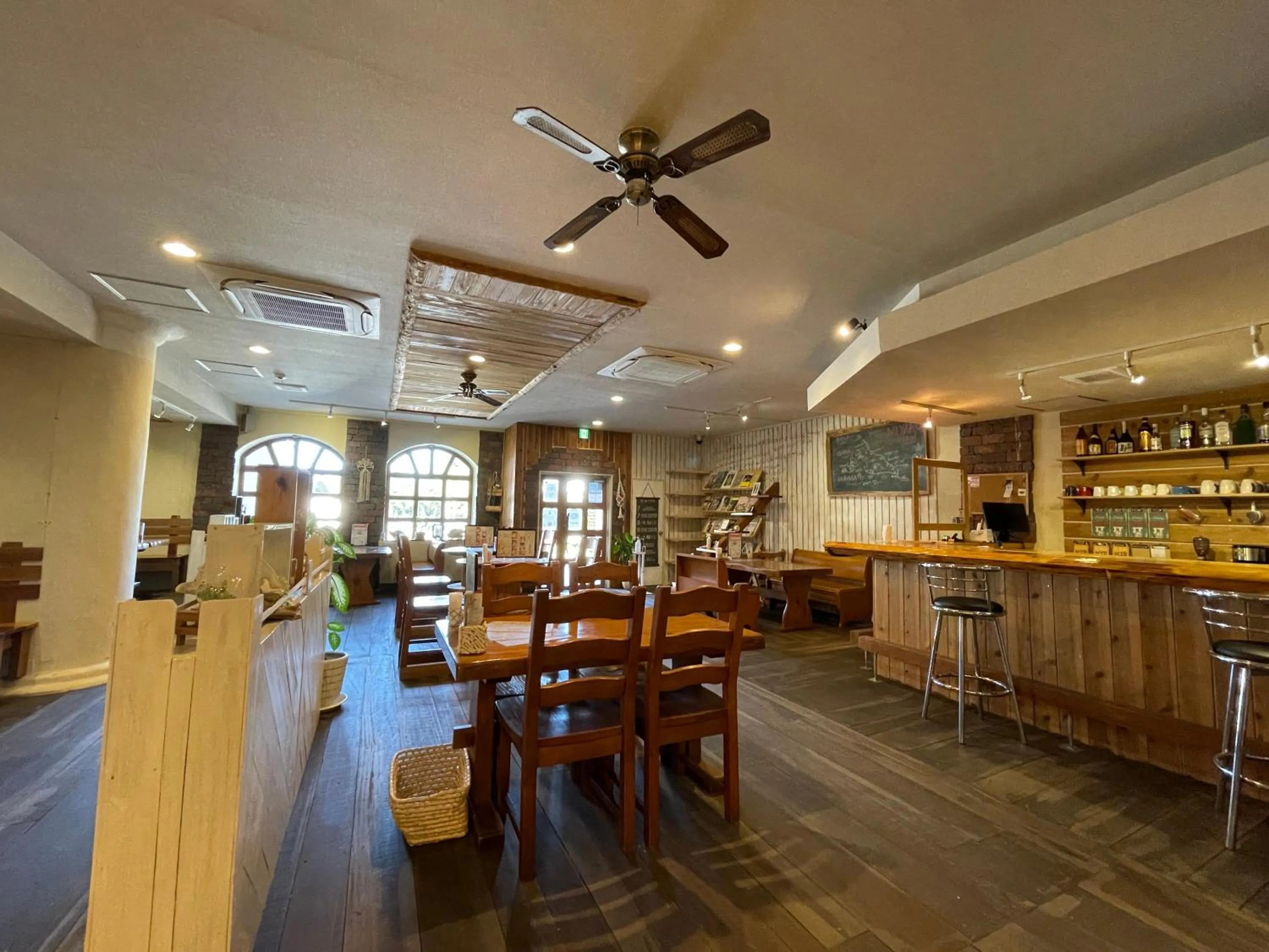 Restaurant/places to eat in Hotel de M