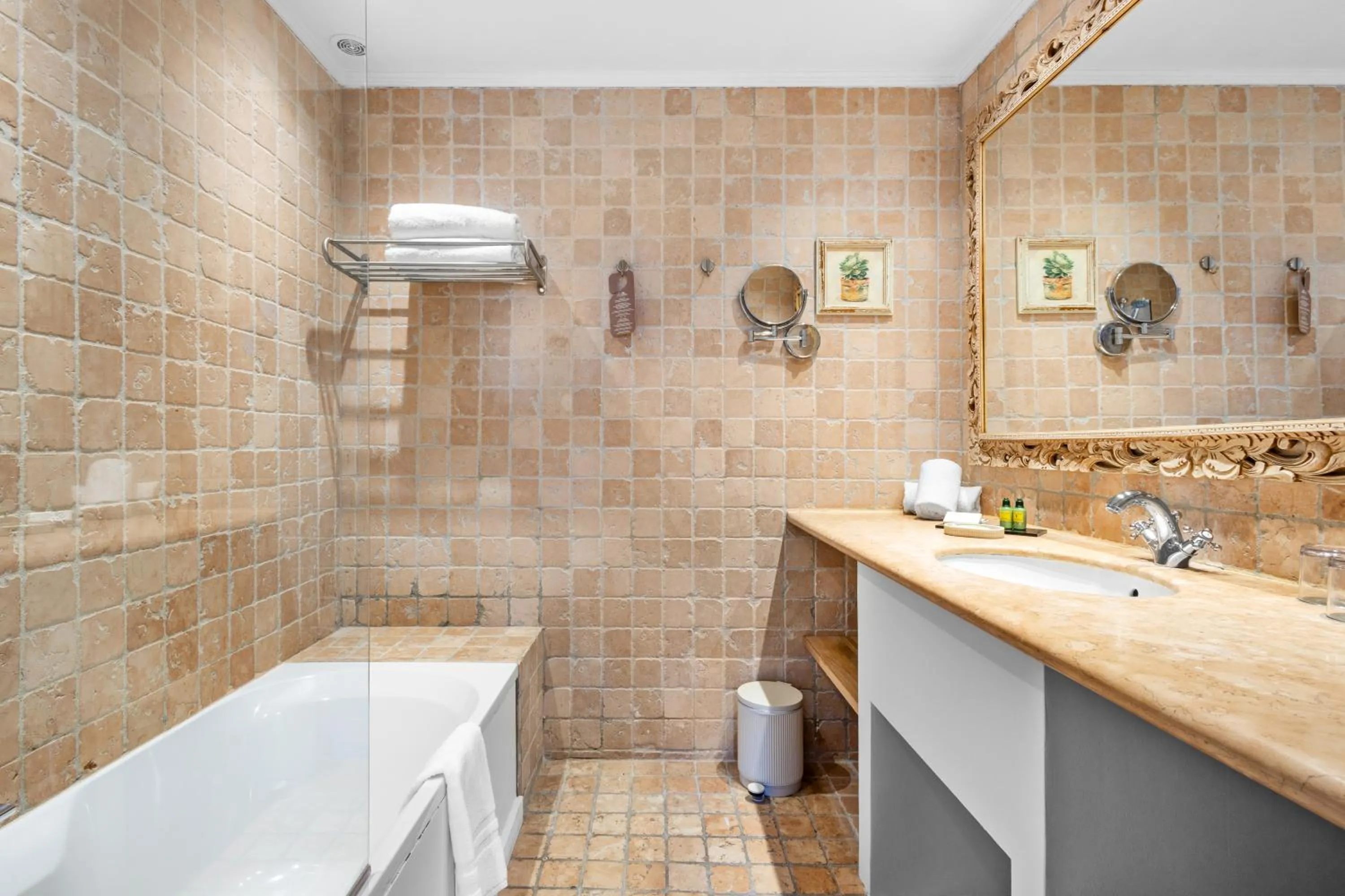 Bathroom in Hôtel La Villa Sainte Valérie Adults Only