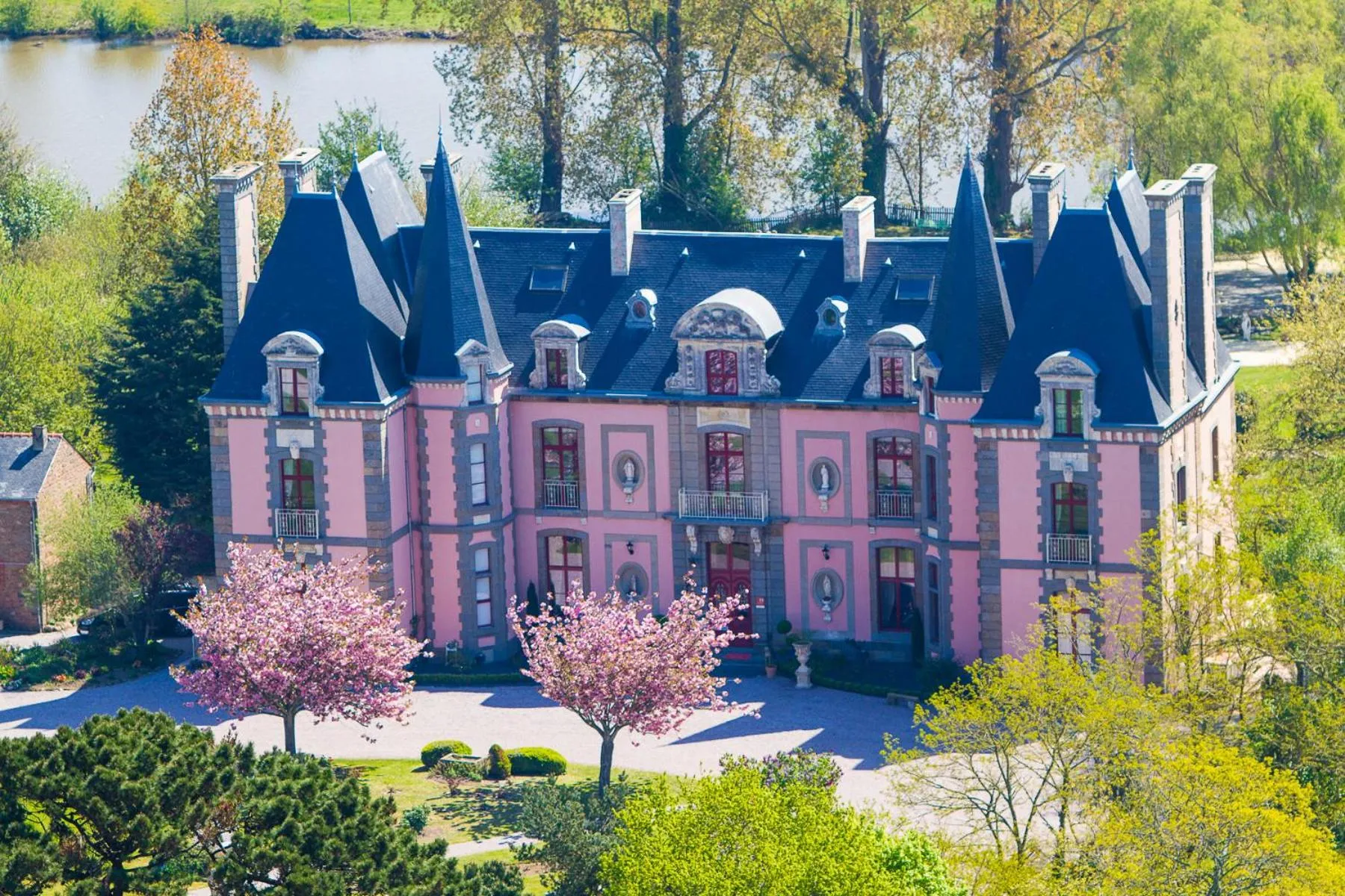 Property building in Château Hôtel Du Colombier