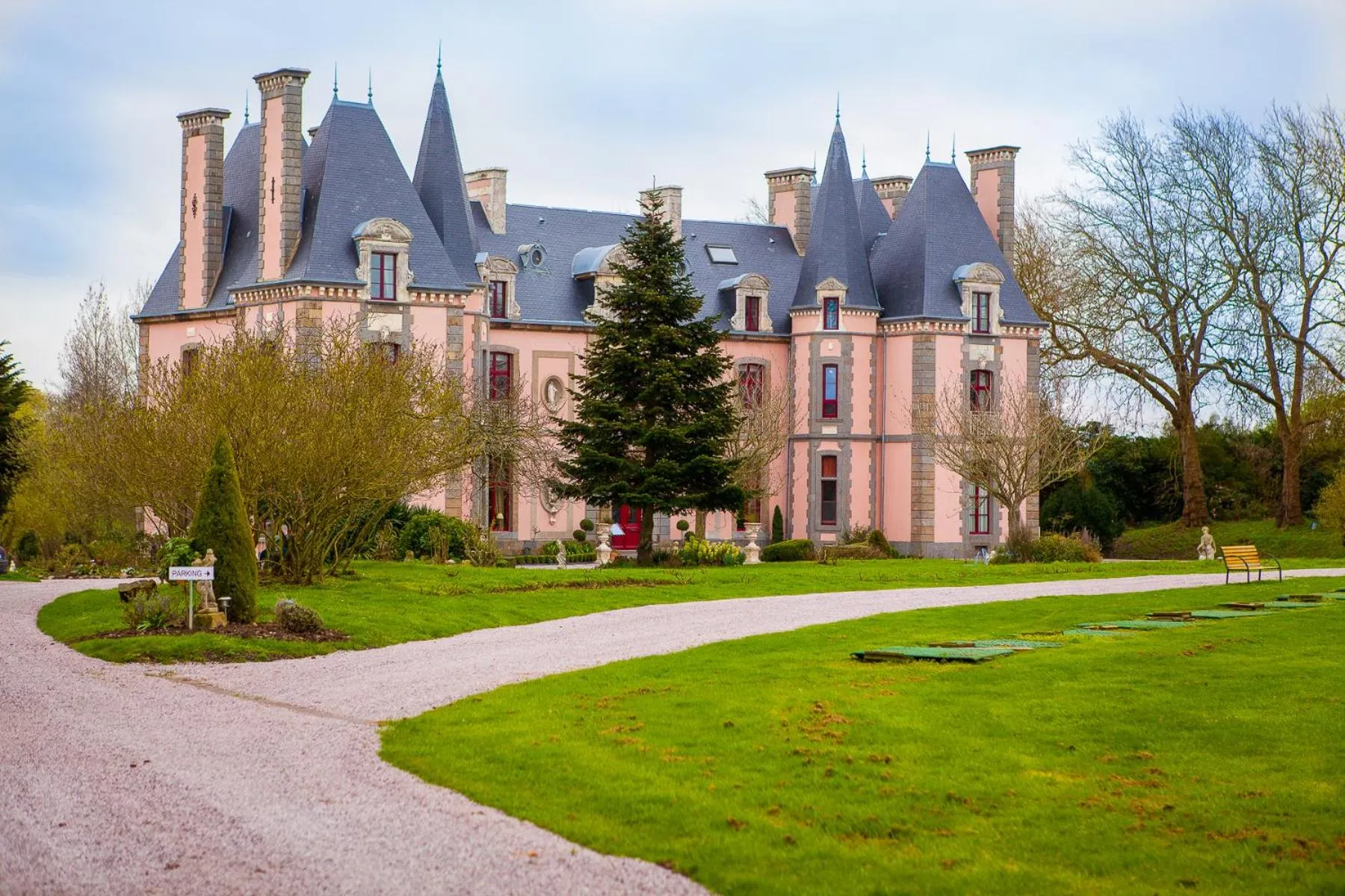 Property building in Château Hôtel Du Colombier