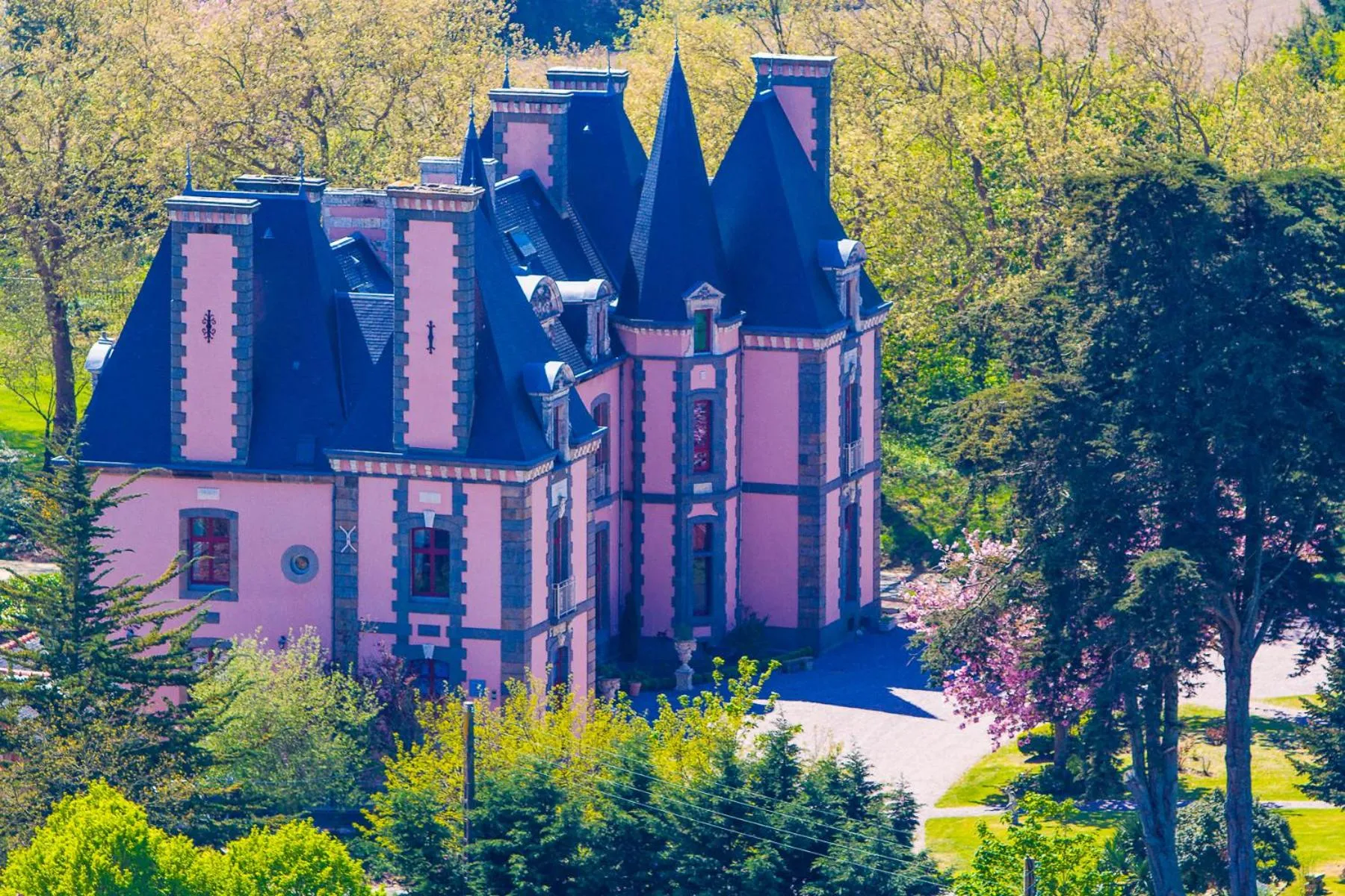 Property building in Château Hôtel Du Colombier
