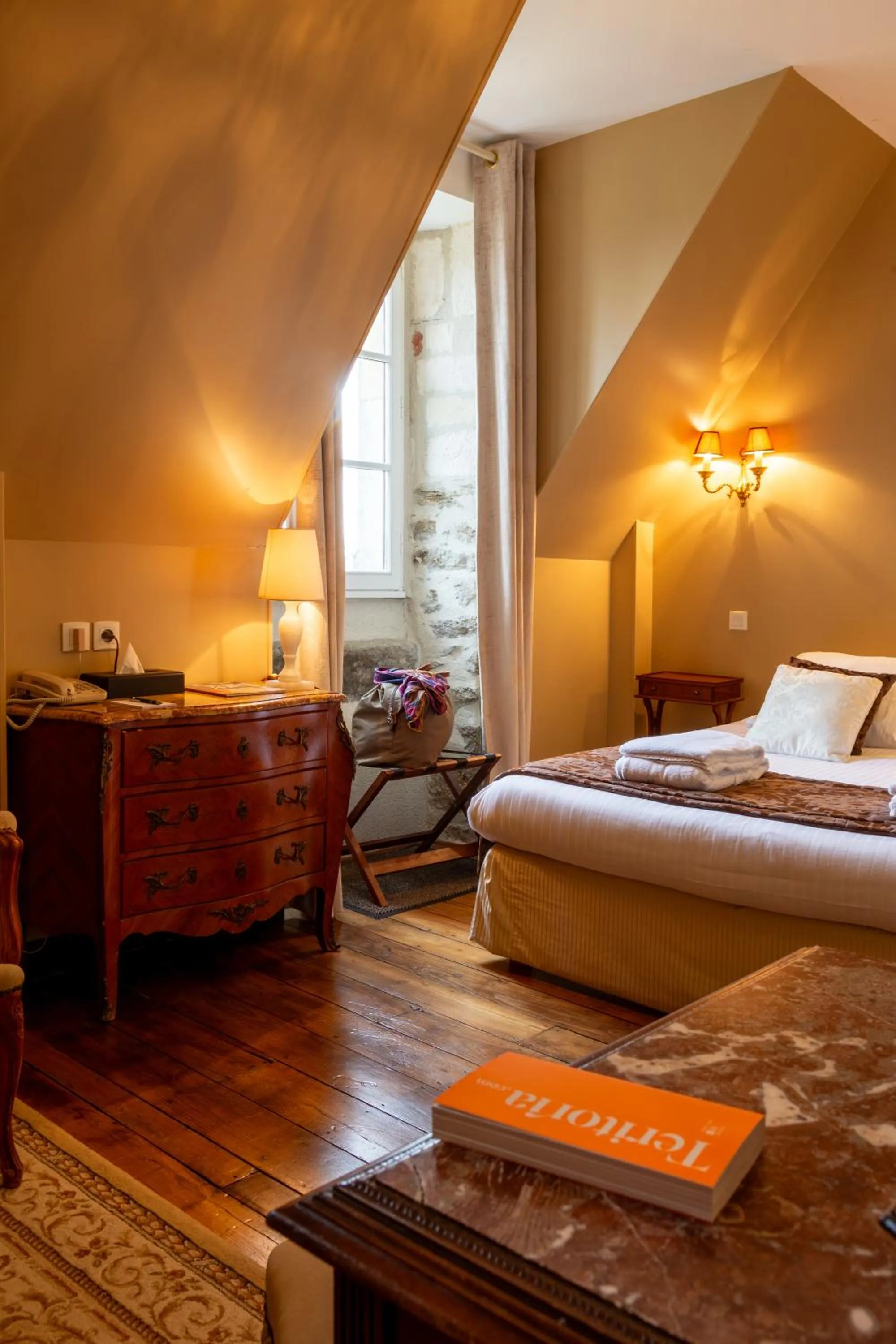 Bed in Château Hôtel Du Colombier