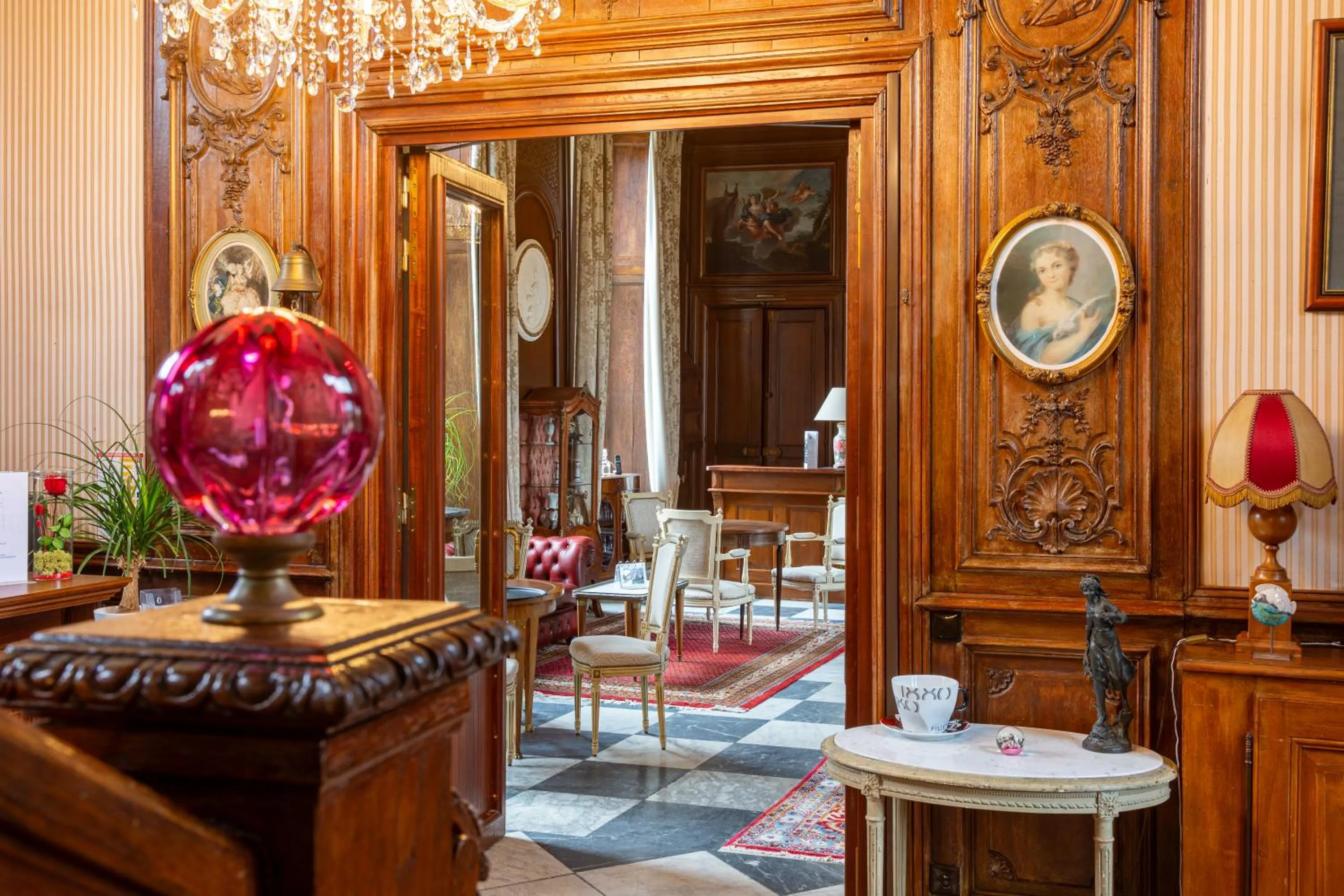 Lobby or reception in Château Hôtel Du Colombier