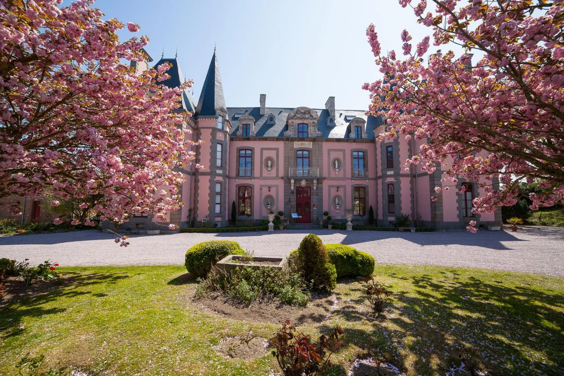 Property building in Château Hôtel Du Colombier