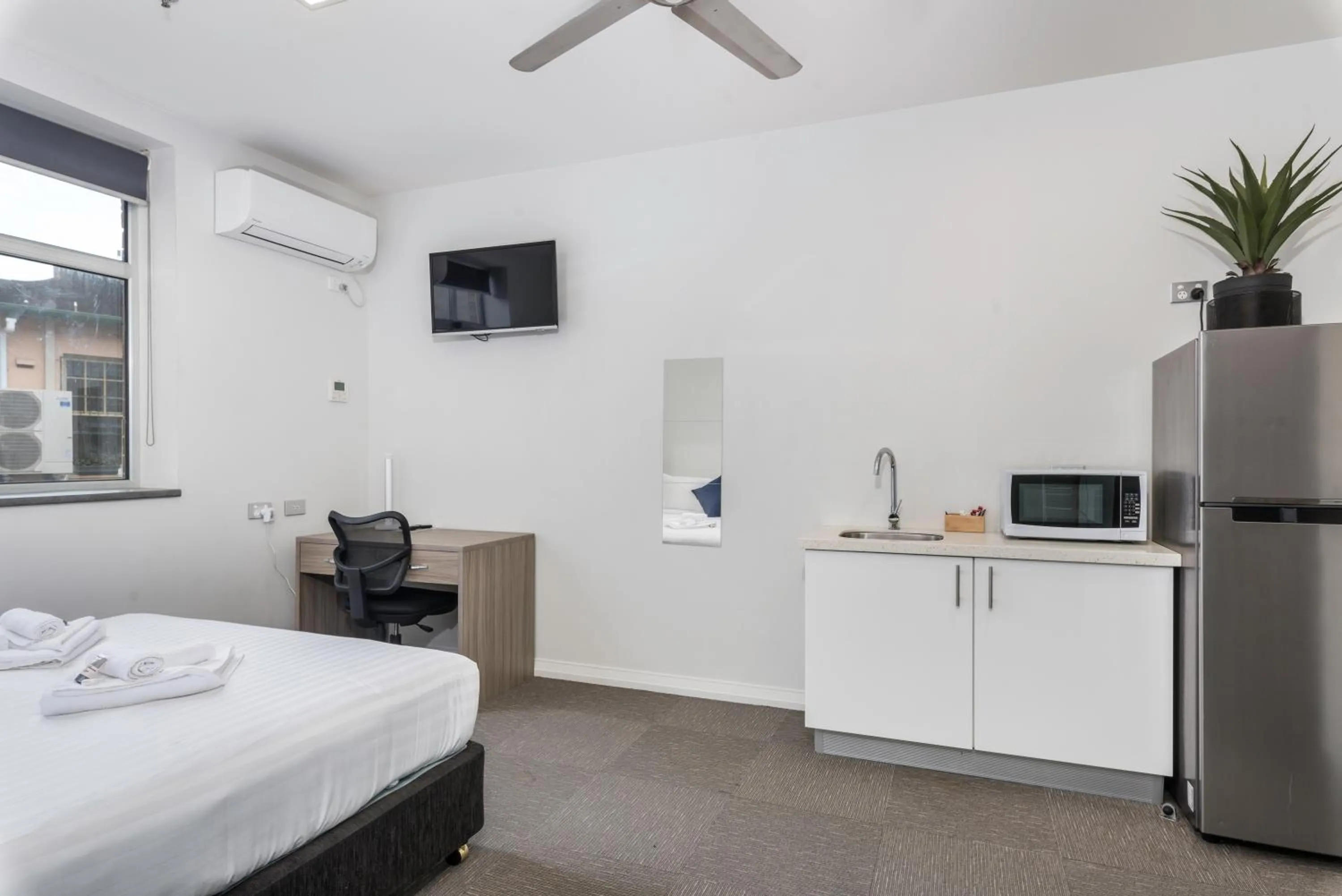 Kitchen or kitchenette, Bed in Studios on King