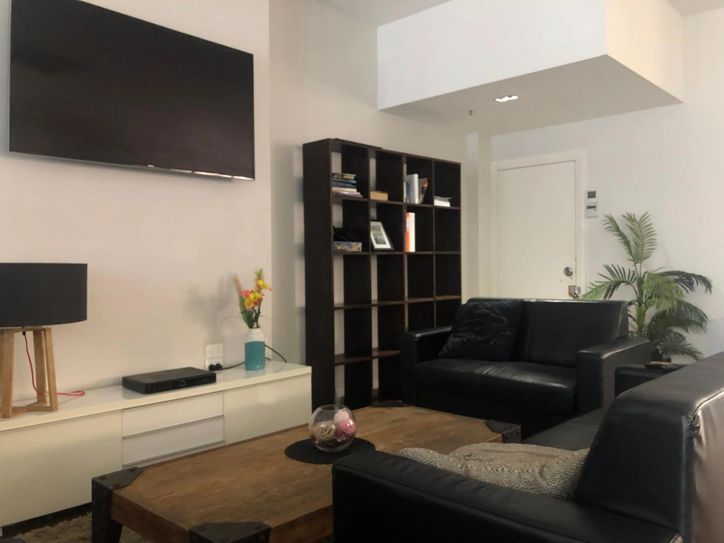 Communal lounge/ TV room in Studios on King