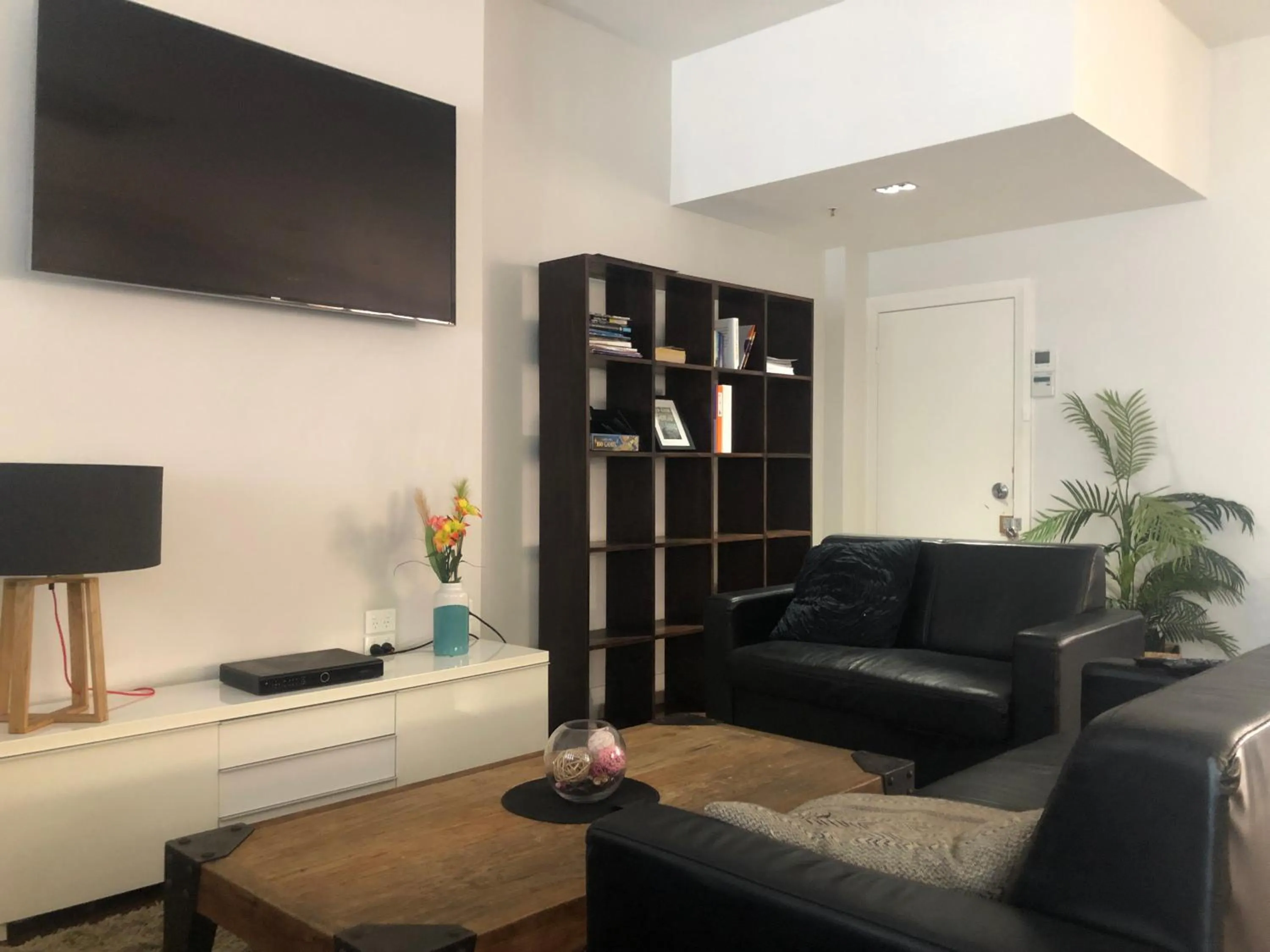 Communal lounge/ TV room in Studios on King