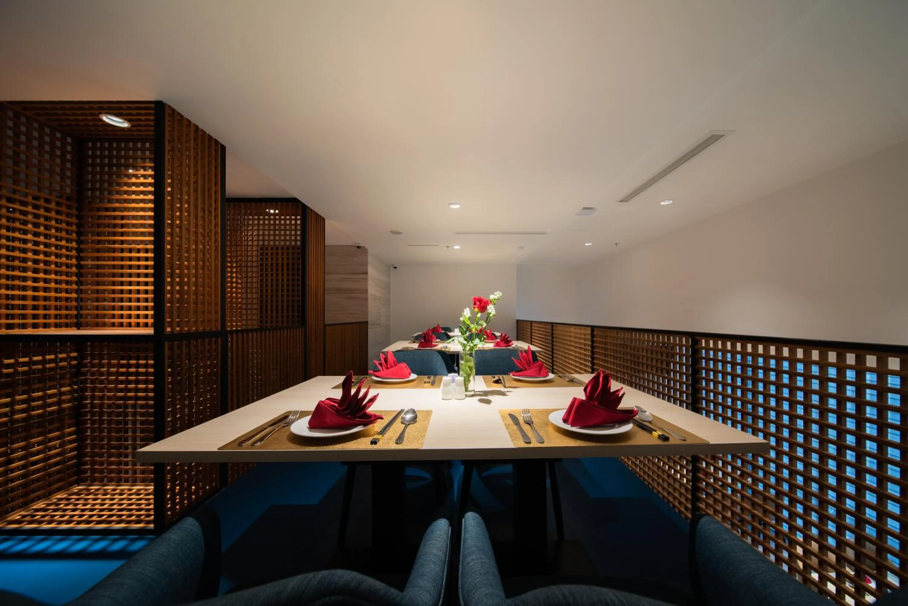 Restaurant/places to eat in The Time Hotel