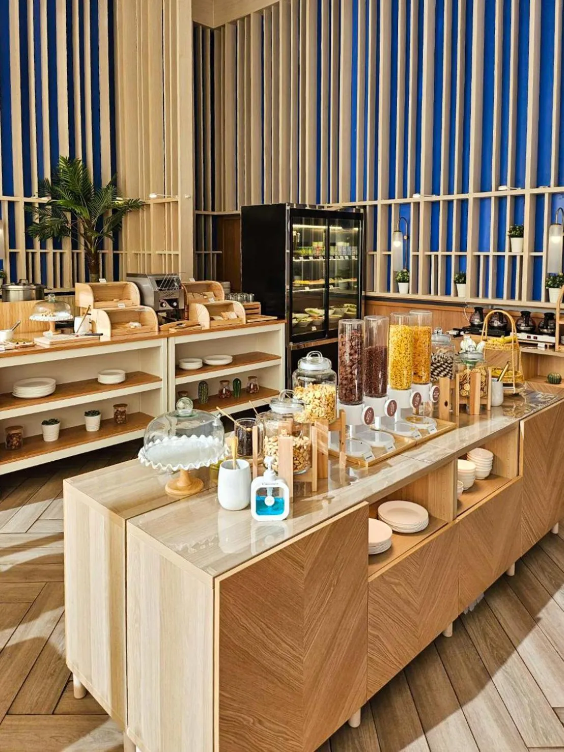 Restaurant/places to eat in Oakwood Suites Bangkok