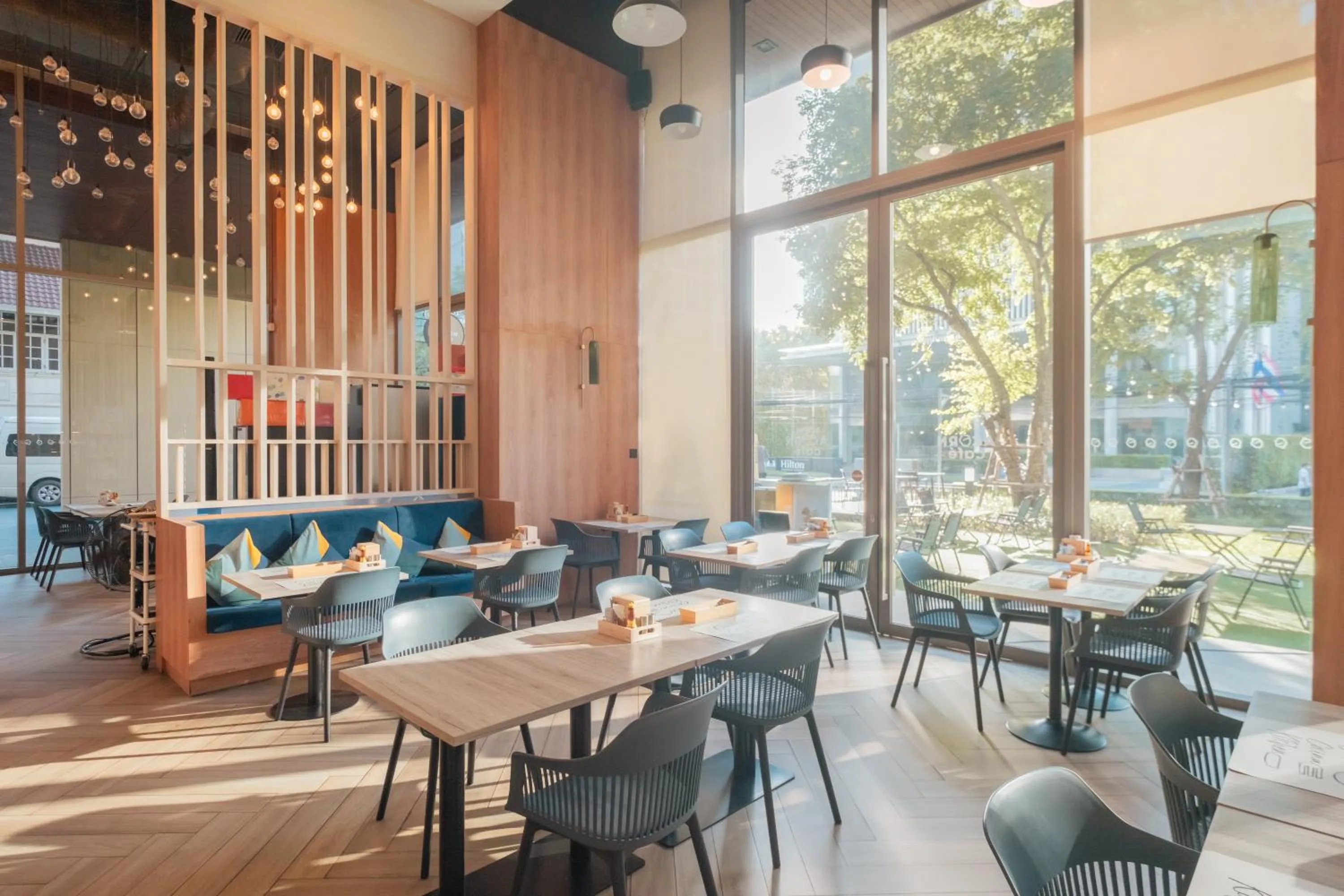 Restaurant/places to eat in Oakwood Suites Bangkok