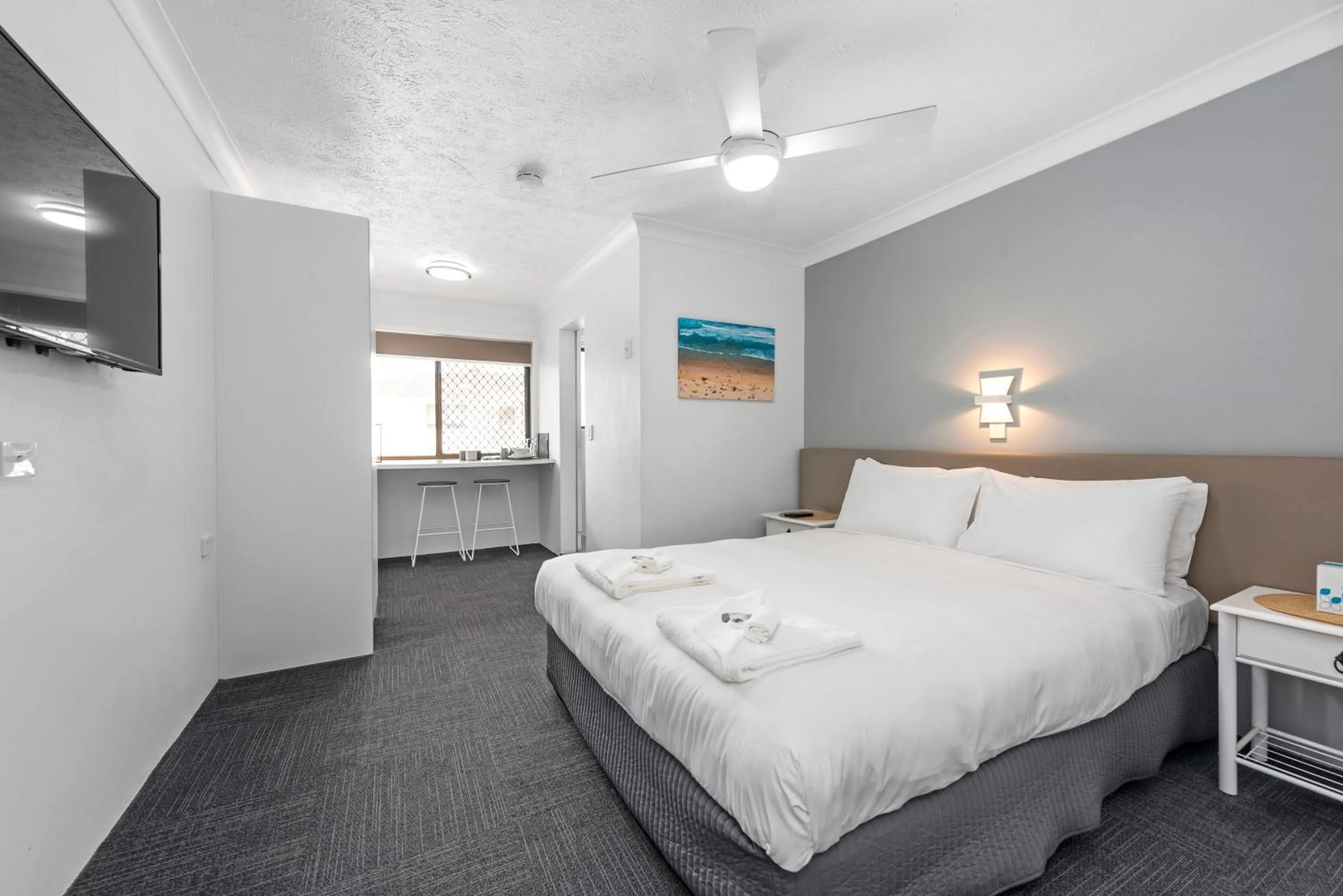 Photo of the whole room, Bed in Gold Coast Inn