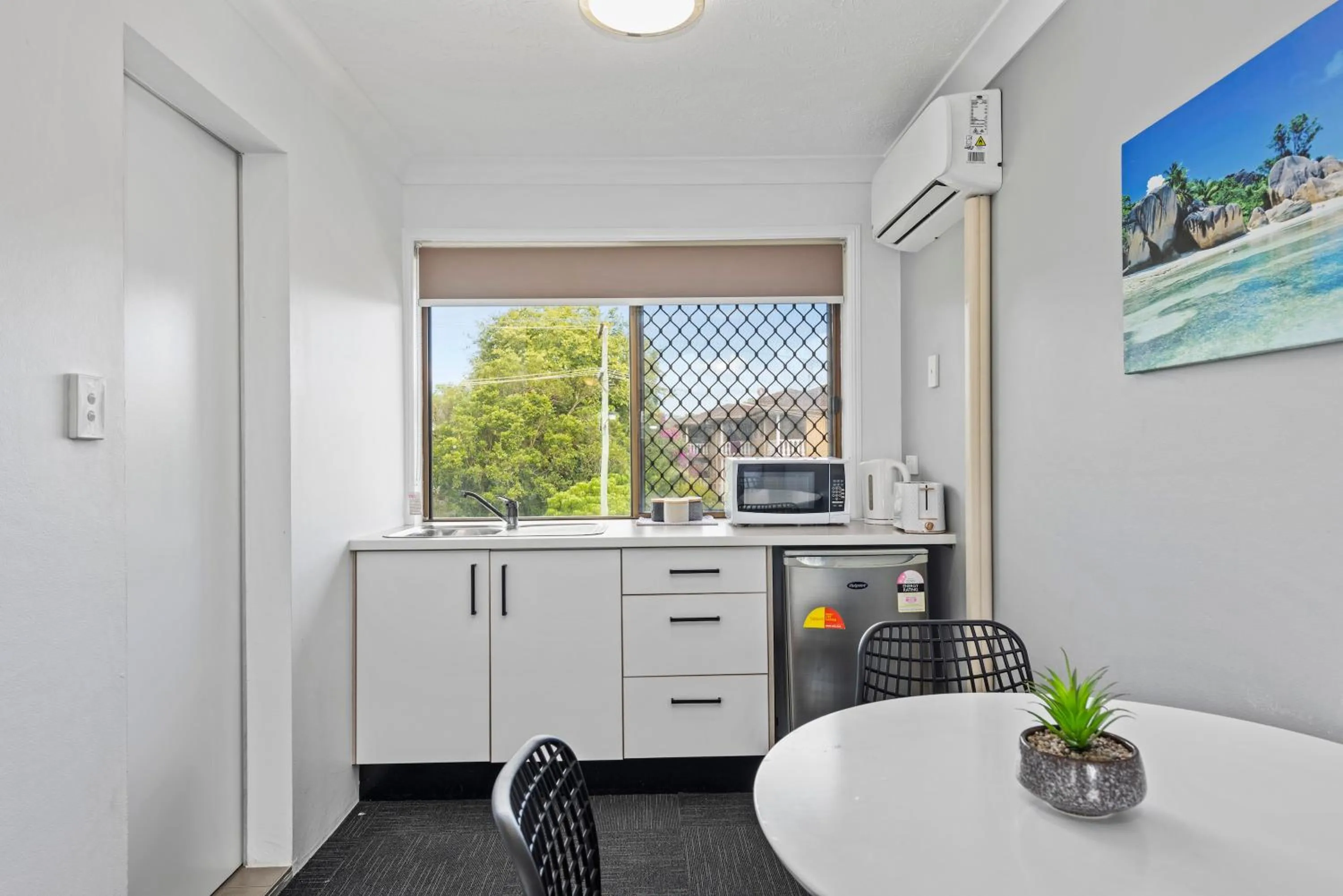 Kitchen or kitchenette in Gold Coast Inn