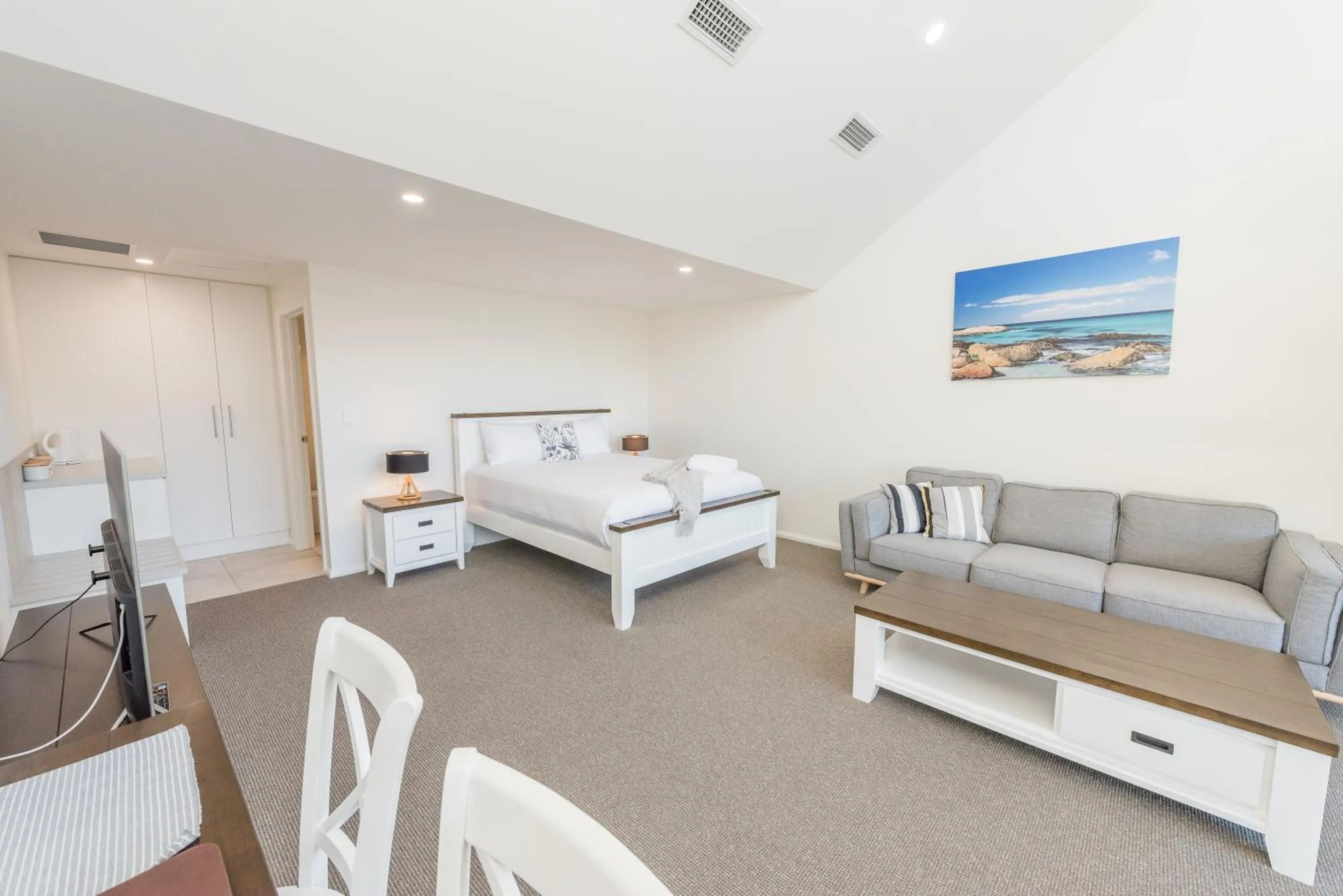 Photo of the whole room, Bed in The Hub Bicheno