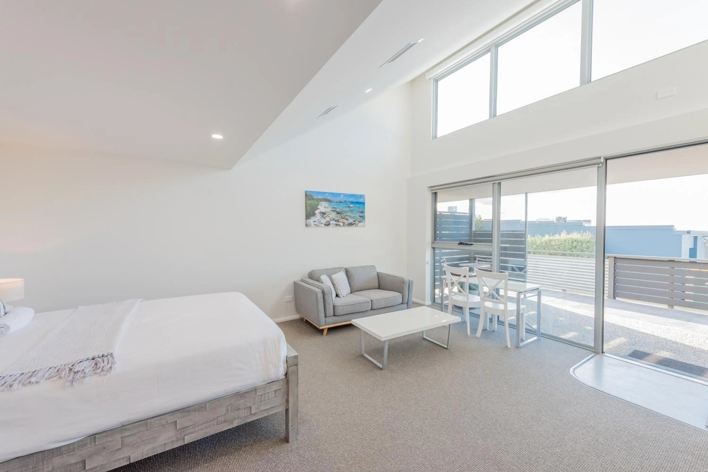 Photo of the whole room, Bed in The Hub Bicheno