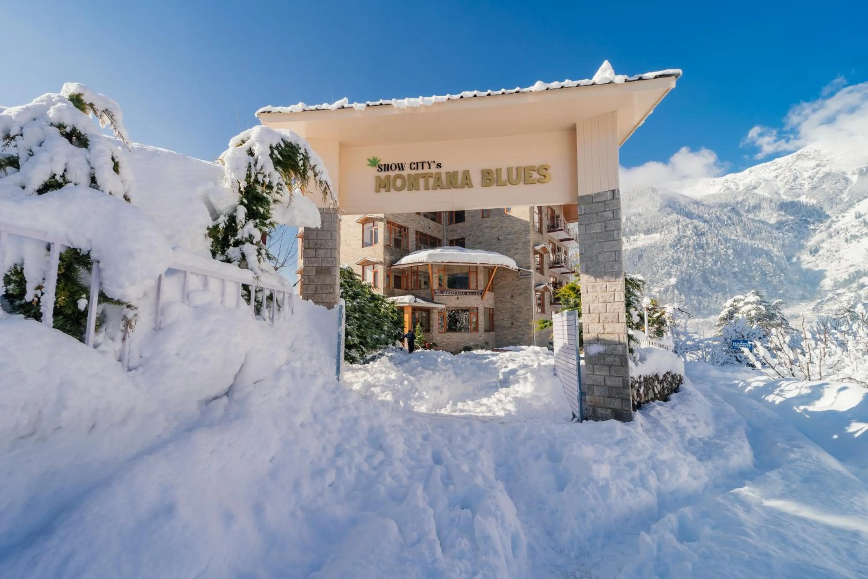 Snow City's Montana Blues Resort Manali - Heated & Air-Cooled Stay