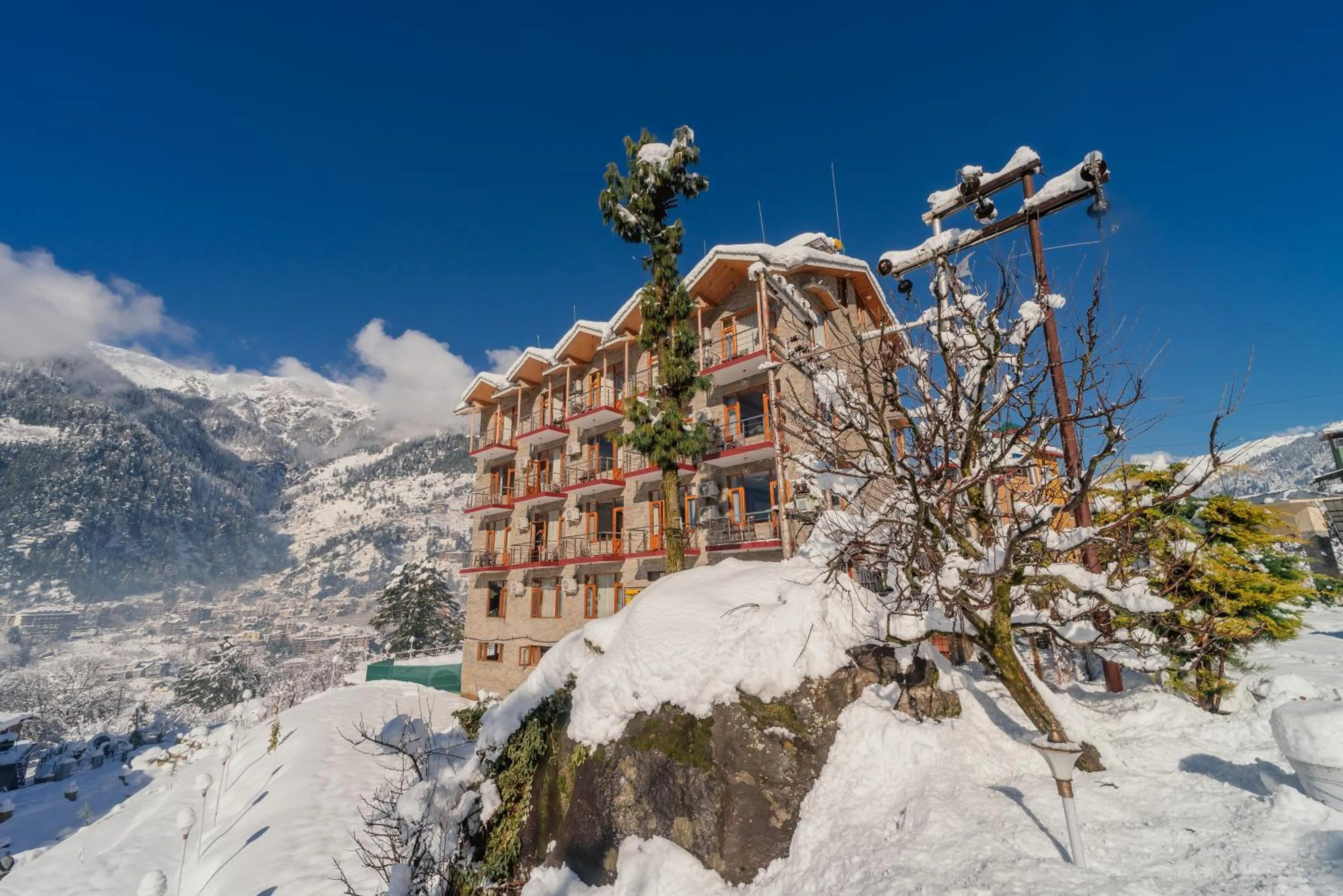 Snow City's Montana Blues Resort Manali - Heated & Air-Cooled Stay