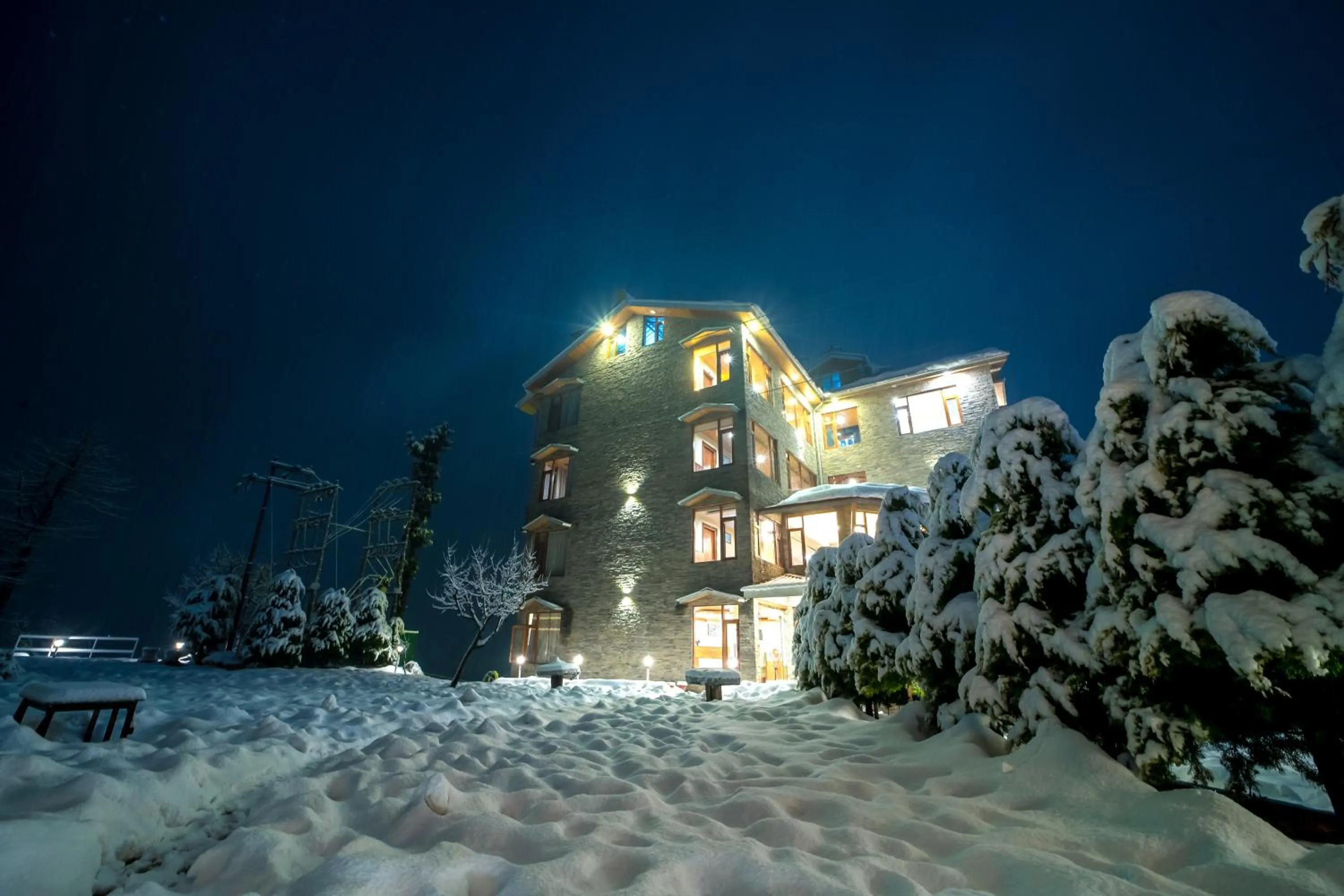 Snow City's Montana Blues Resort Manali - Heated & Air-Cooled Stay