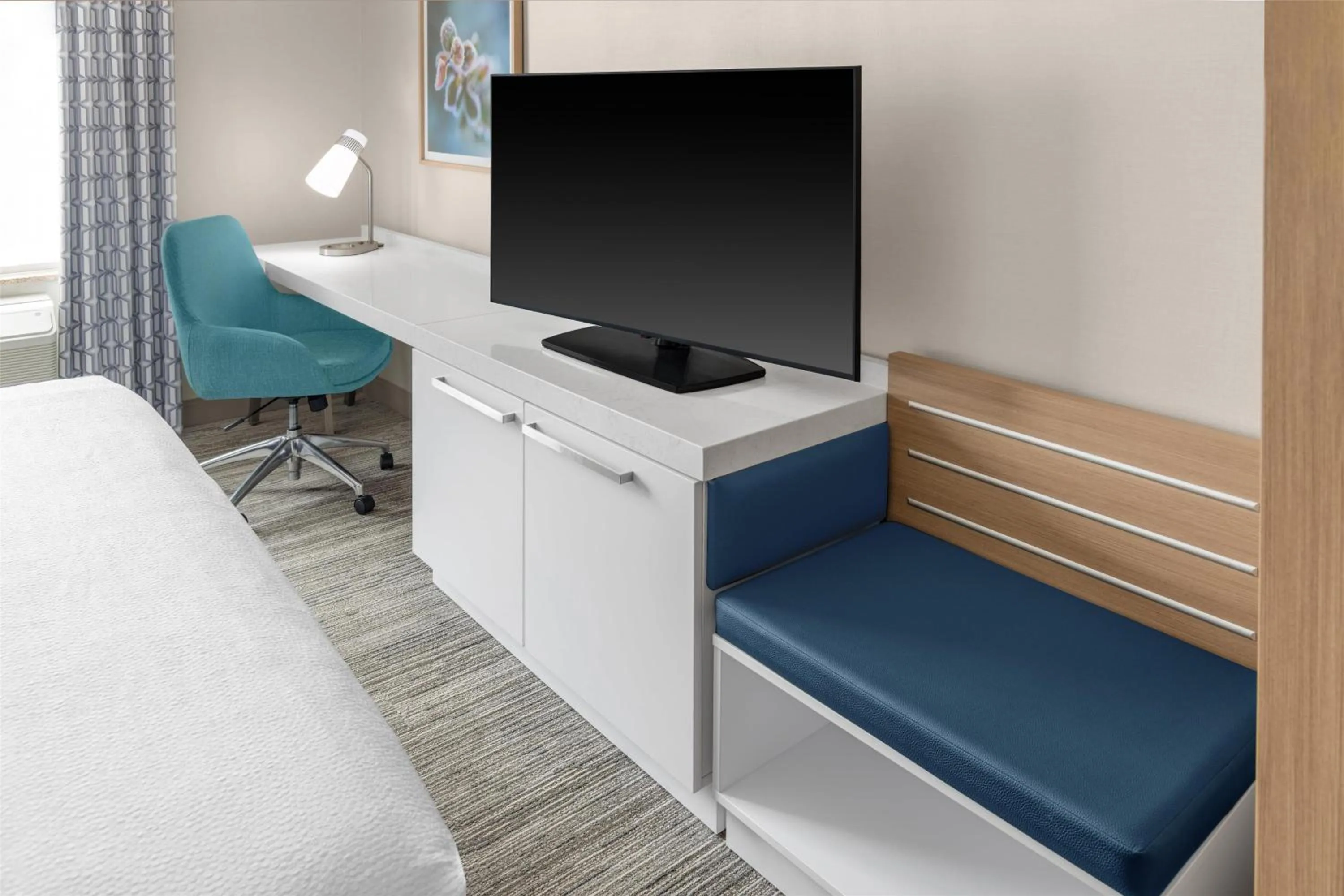 Bedroom in Hilton Garden Inn Queens JFK