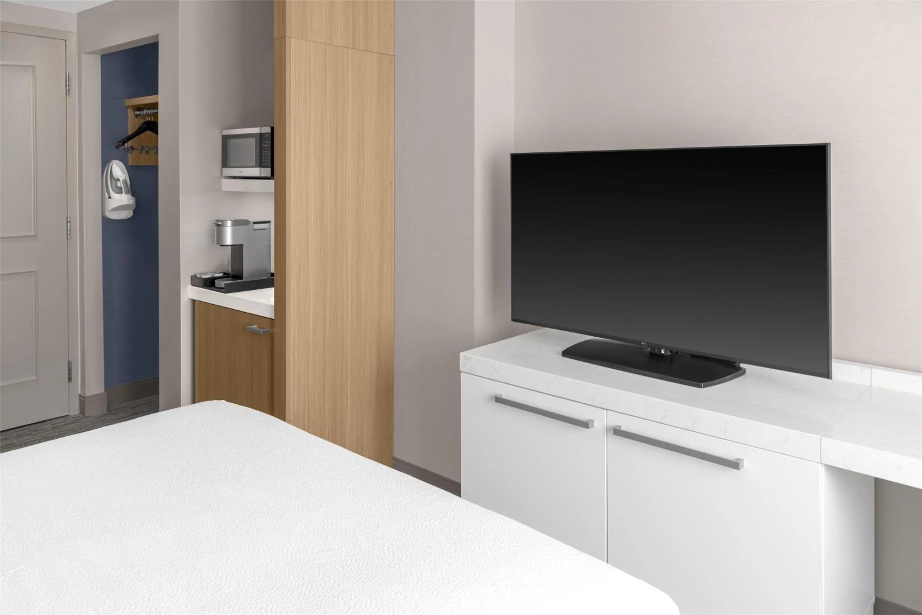 Bed in Hilton Garden Inn Queens JFK