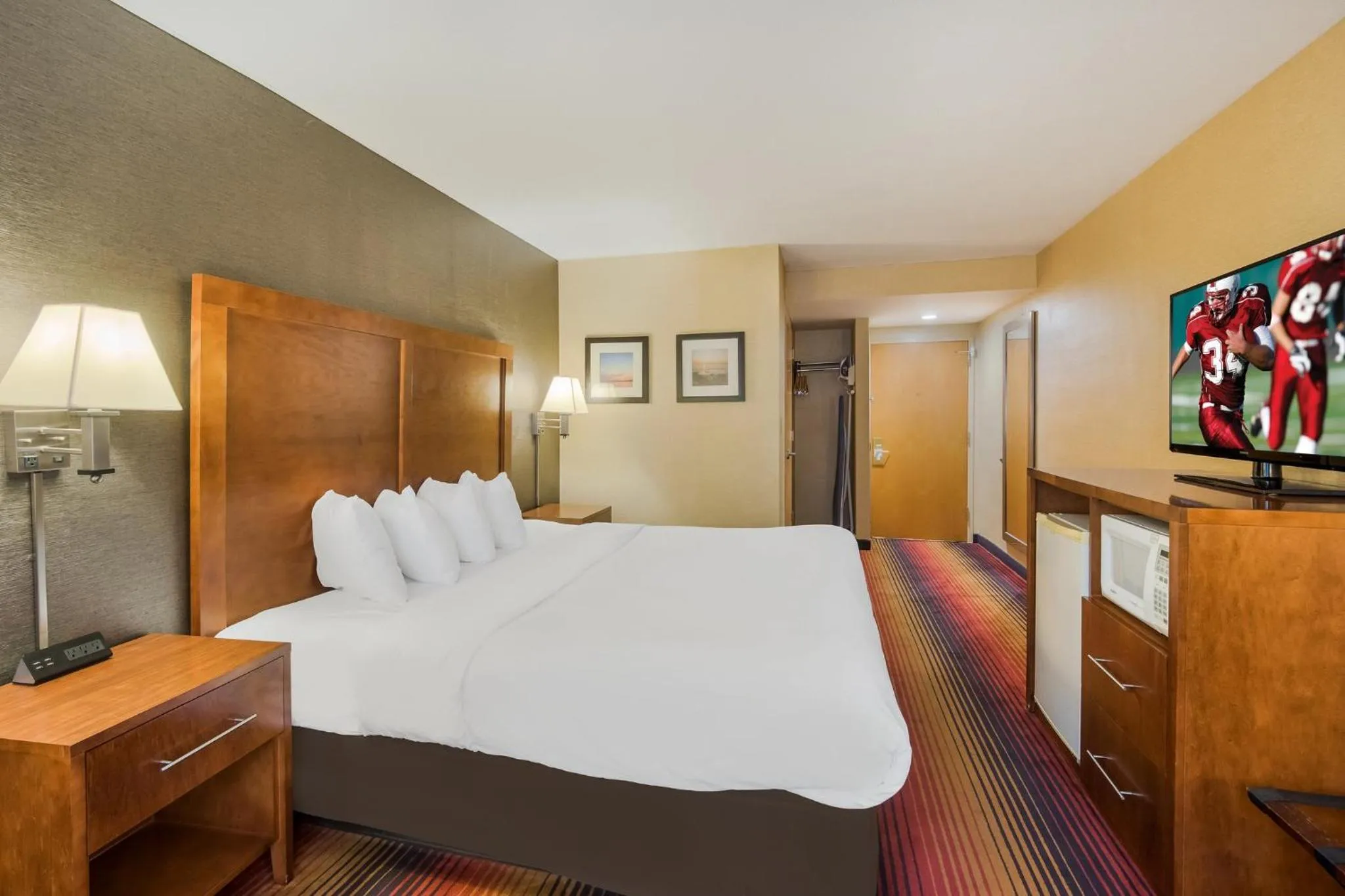 Bedroom, Bed in Red Roof Inn Fairfield