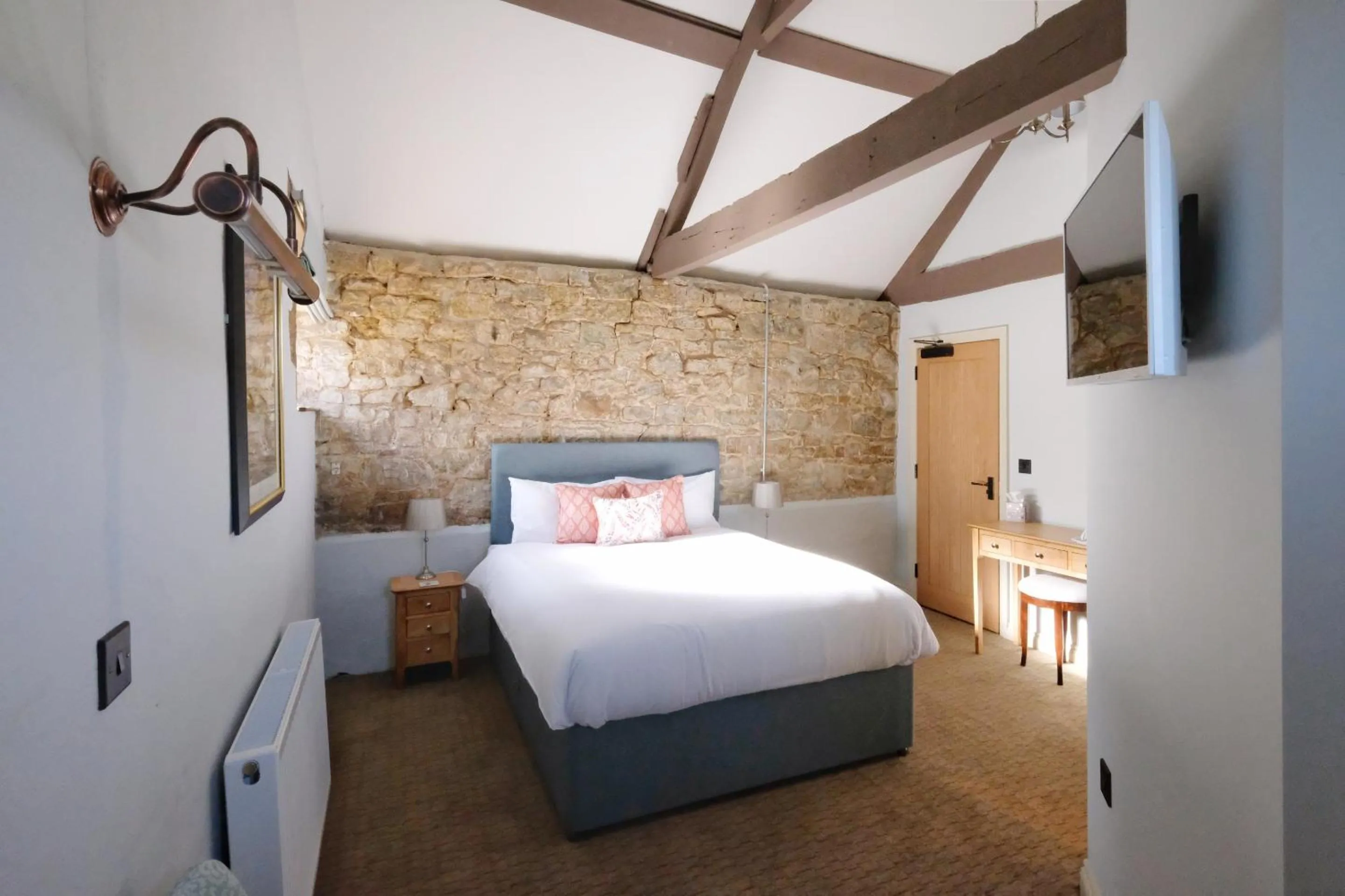 Bedroom, Bed in The Greyhound Inn