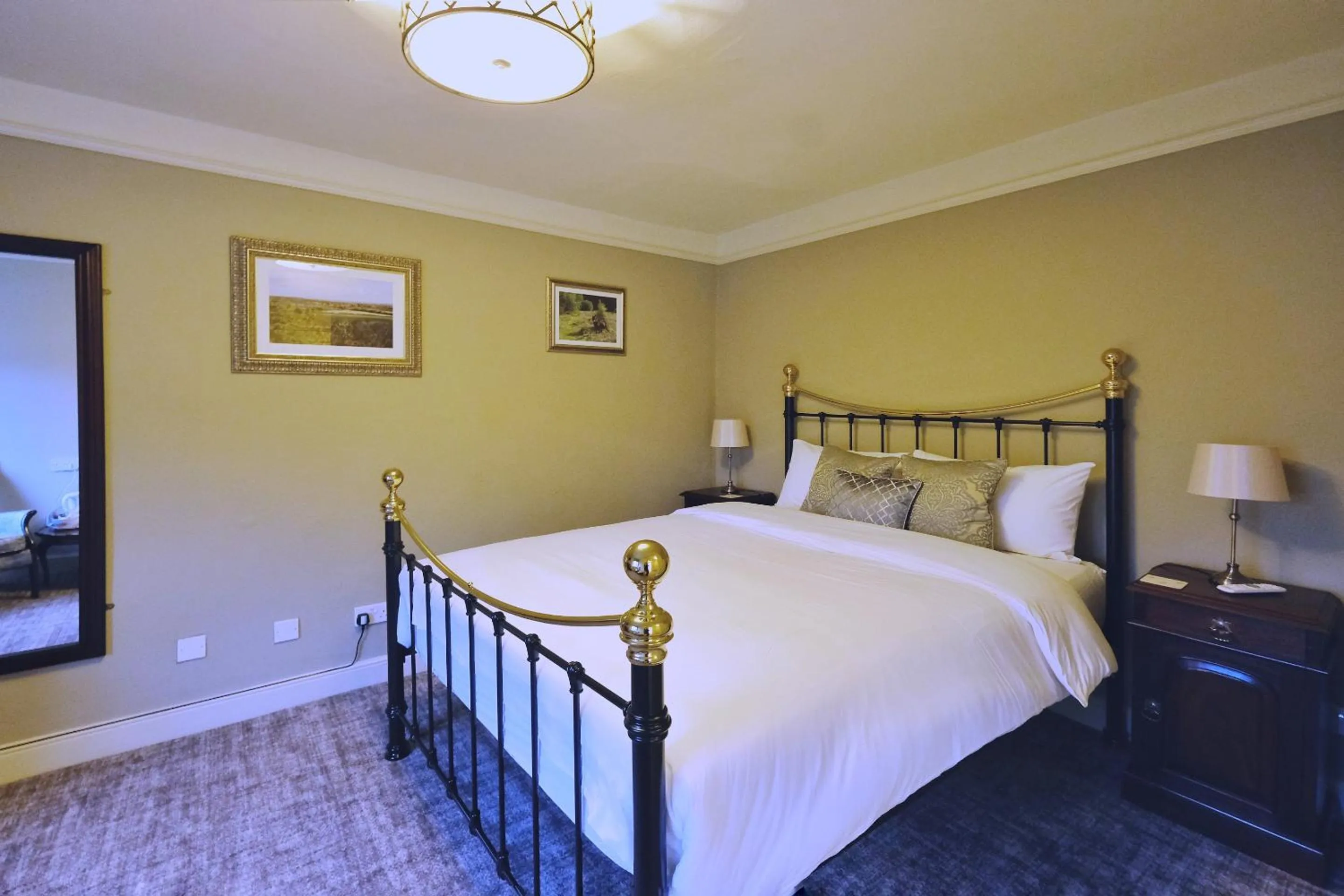 Bedroom, Bed in The Greyhound Inn