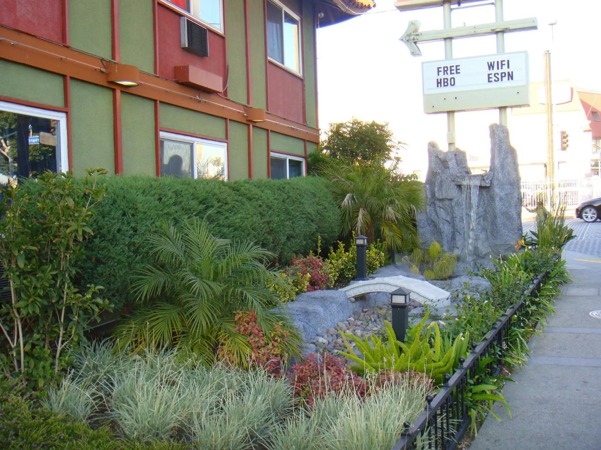 Facade/entrance in Royal Pagoda Motel Dodger Stadium