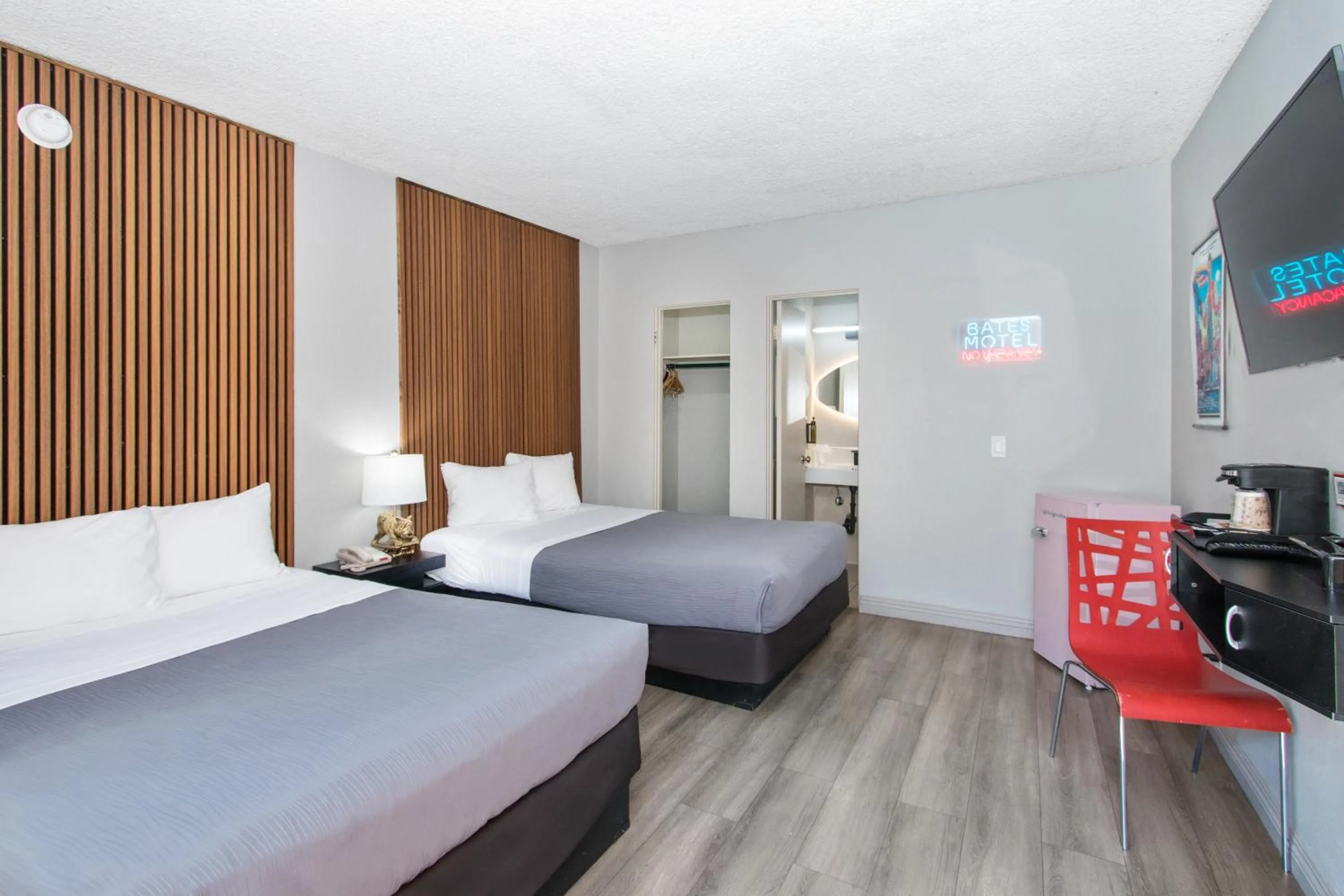 Bed in Royal Pagoda Motel Dodger Stadium