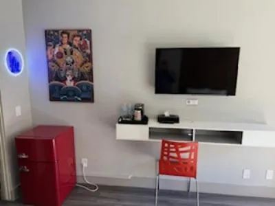 TV and multimedia in Royal Pagoda Motel Dodger Stadium