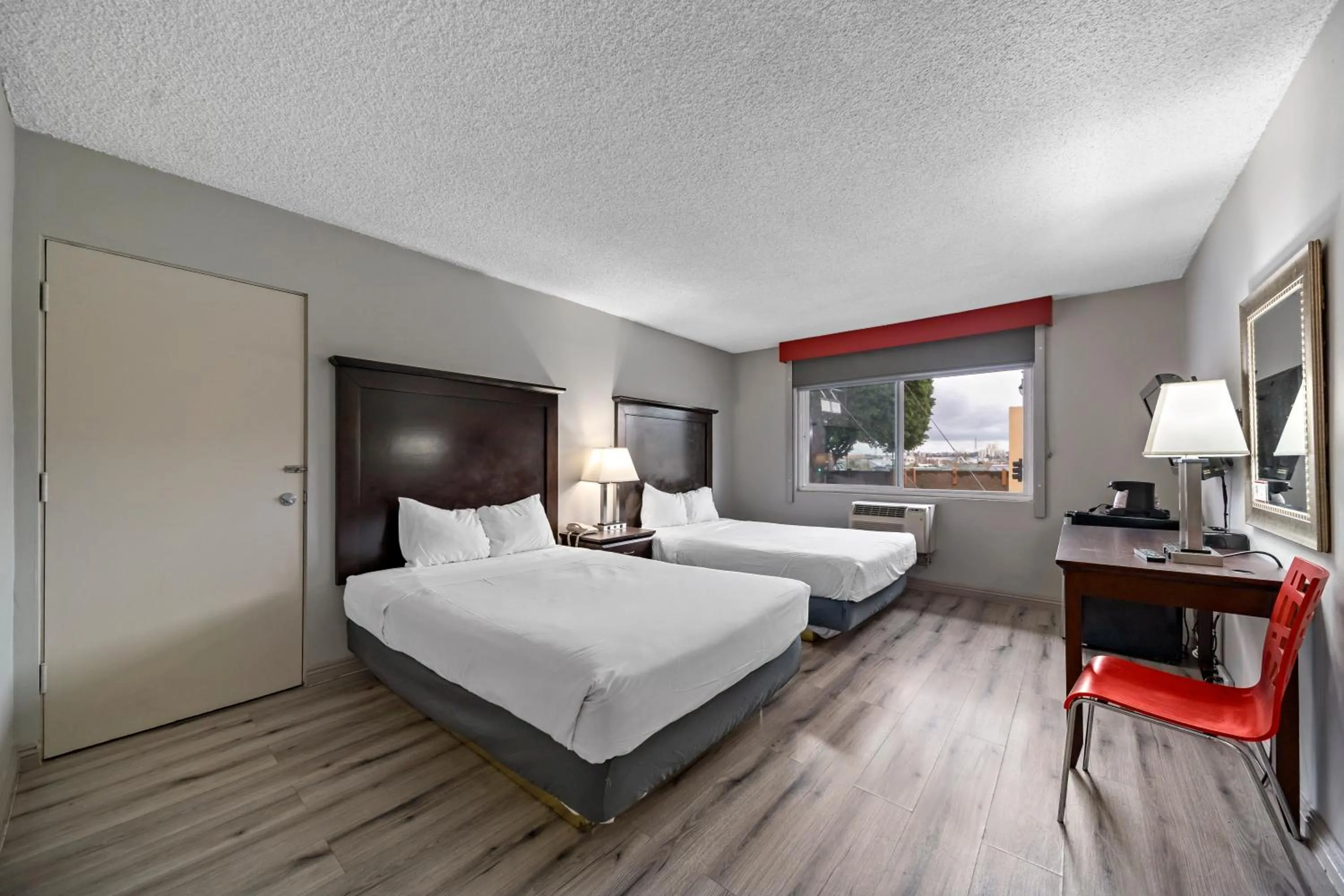 Bed in Royal Pagoda Motel Dodger Stadium