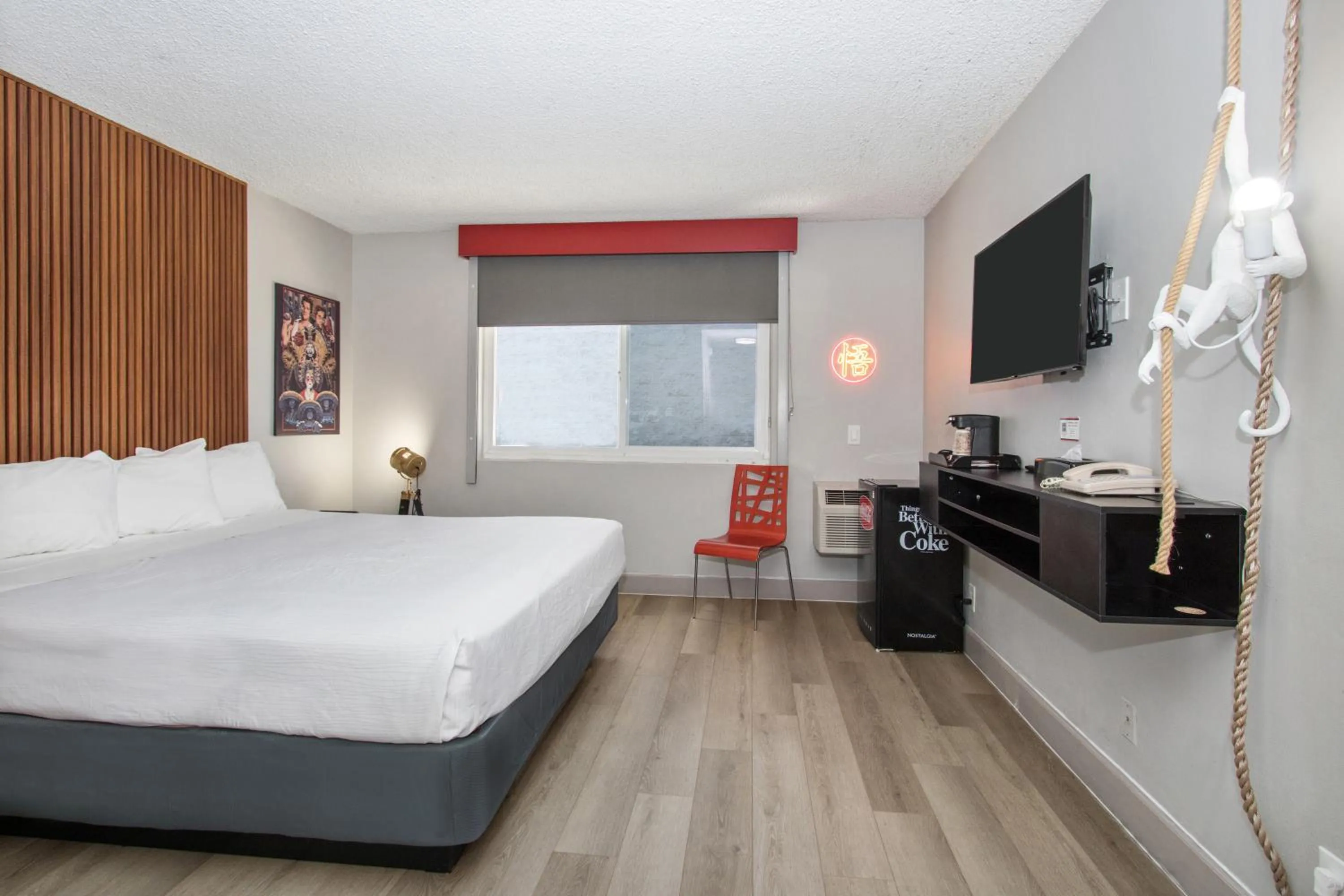 TV and multimedia, Bed in Royal Pagoda Motel Dodger Stadium