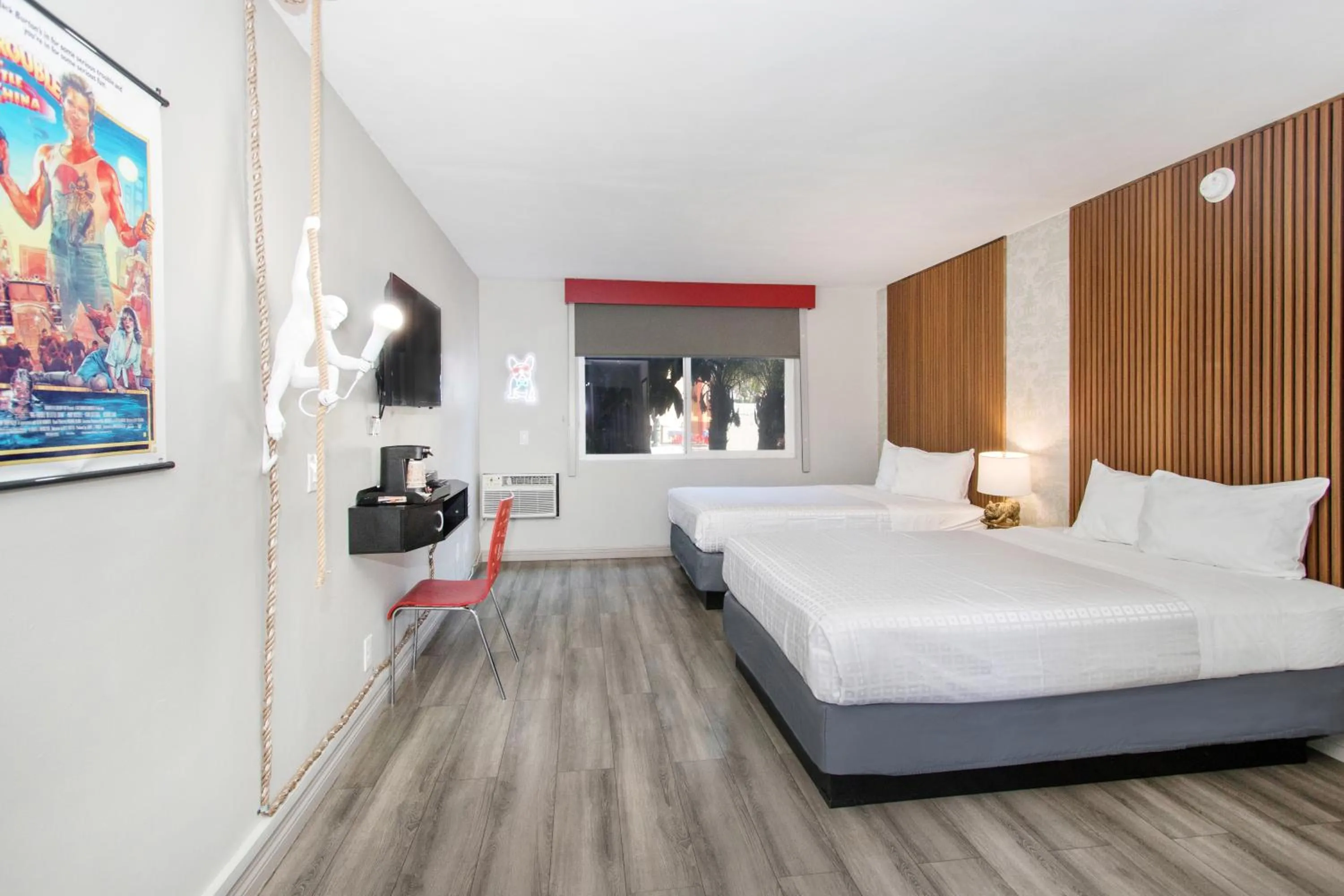 Communal lounge/ TV room, Bed in Royal Pagoda Motel Dodger Stadium